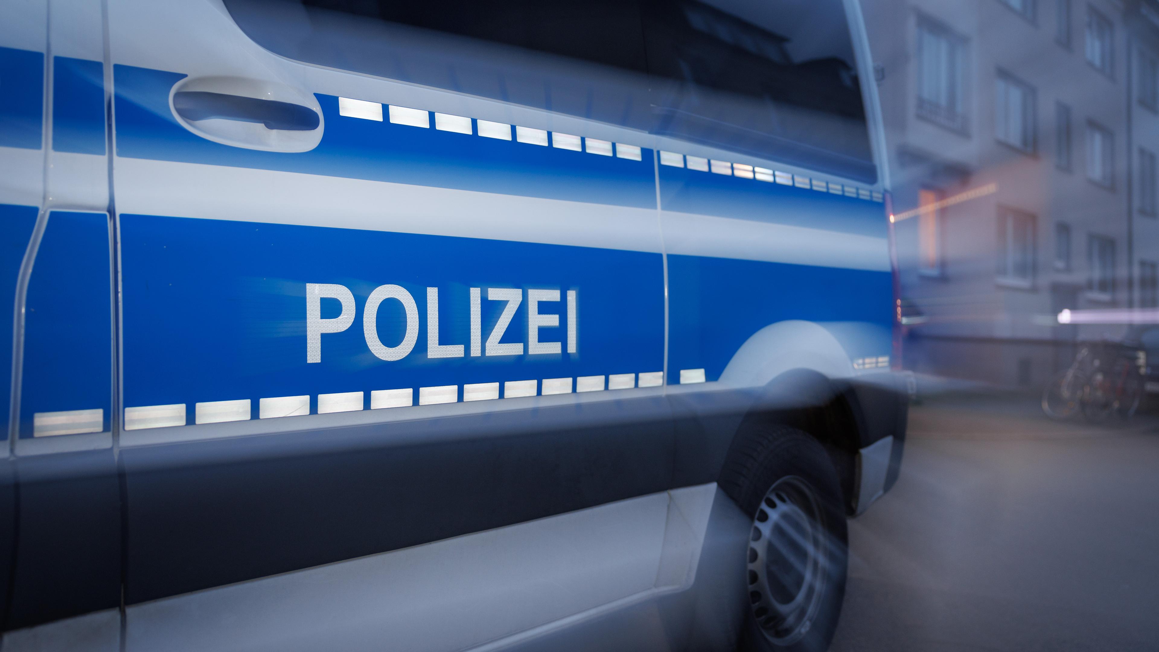 Ein Fahrzeug der Polizei steht auf einer Straße.