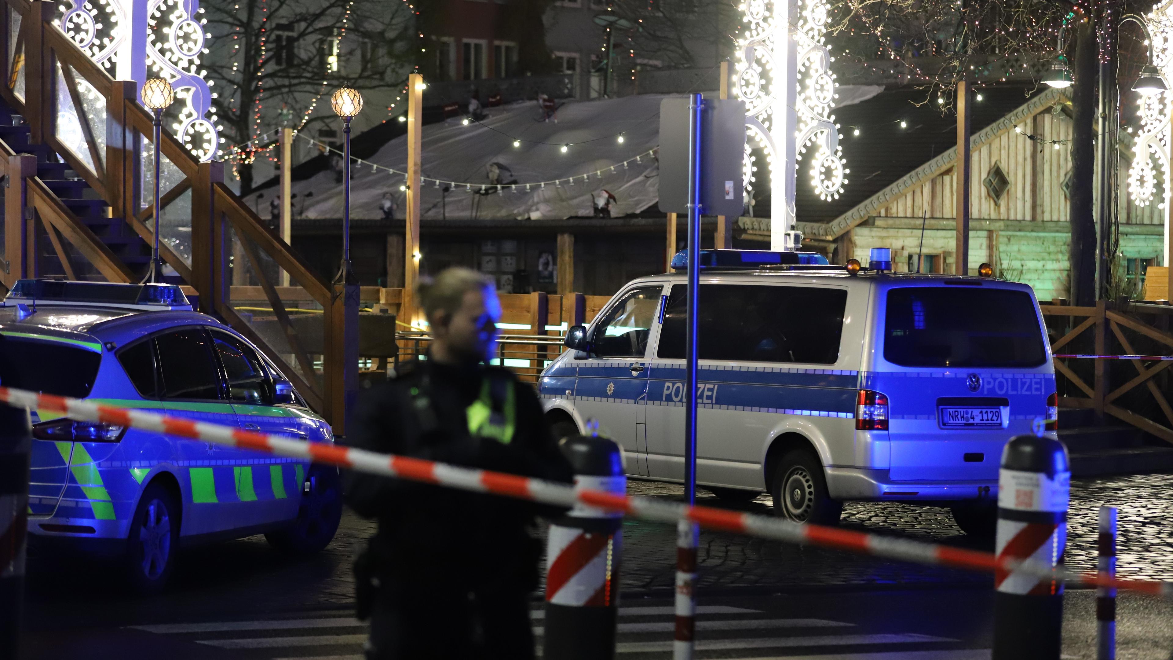 Die Polizei ist mit Einsatzkräften vor Ort. Das Gebiet um den Kölner Heumarkt ist weiträumig abgesperrt.