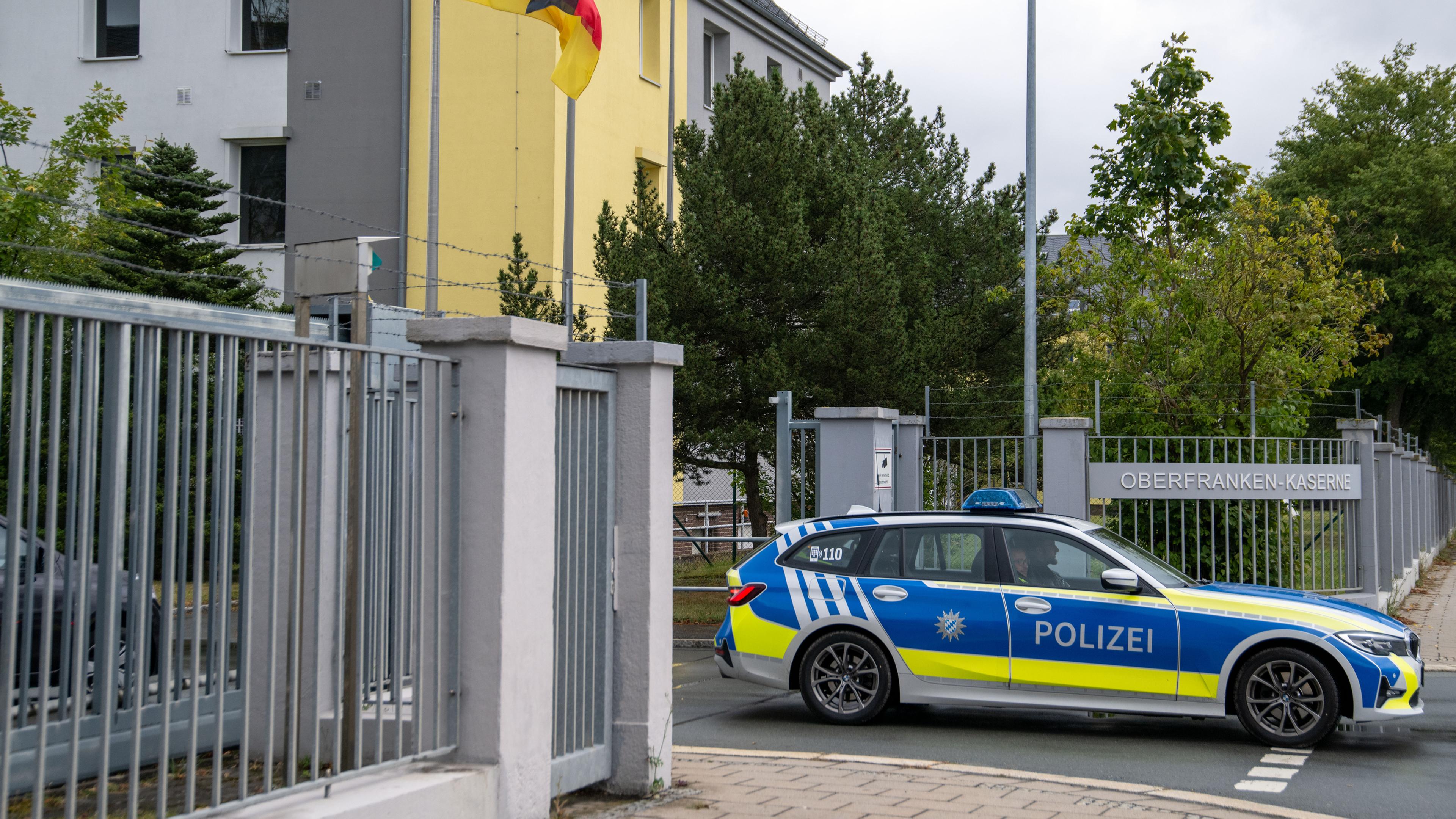 Bayern, Hof: Ein Polizeiauto fährt aus der Einfahrt der Oberfranken-Kaserne.