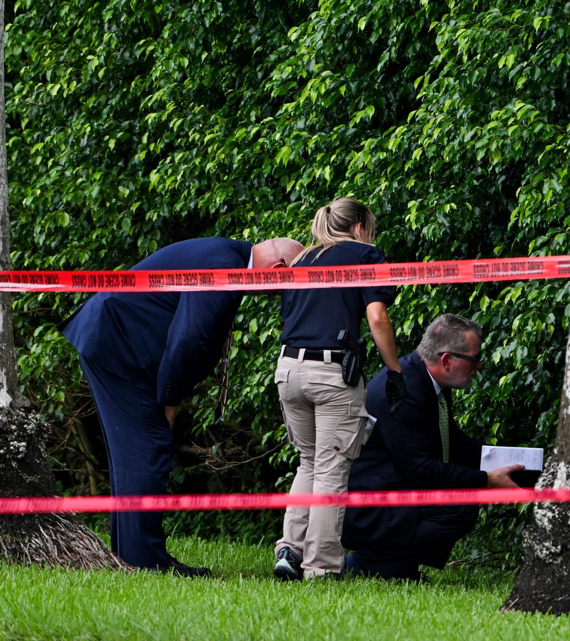 Polizeibeamte arbeiten am Tatort vor dem Trump International Golf Club in West Palm Beach, Florida.