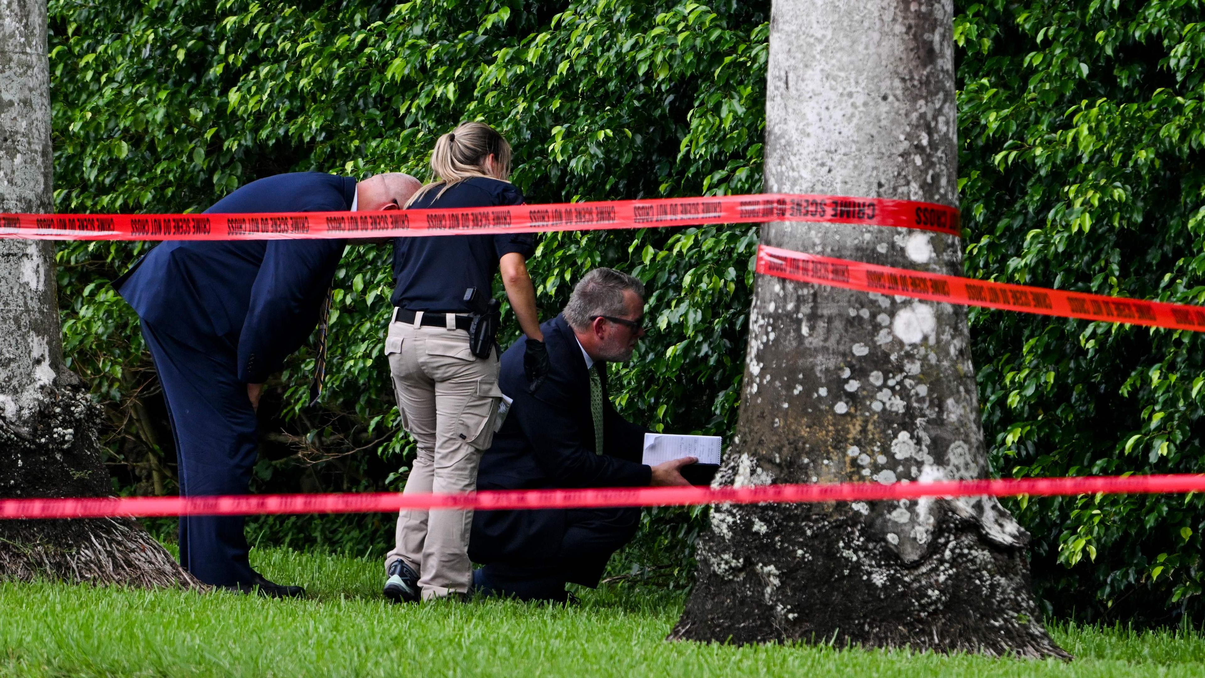 Polizeibeamte arbeiten am Tatort vor dem Trump International Golf Club in West Palm Beach, Florida.