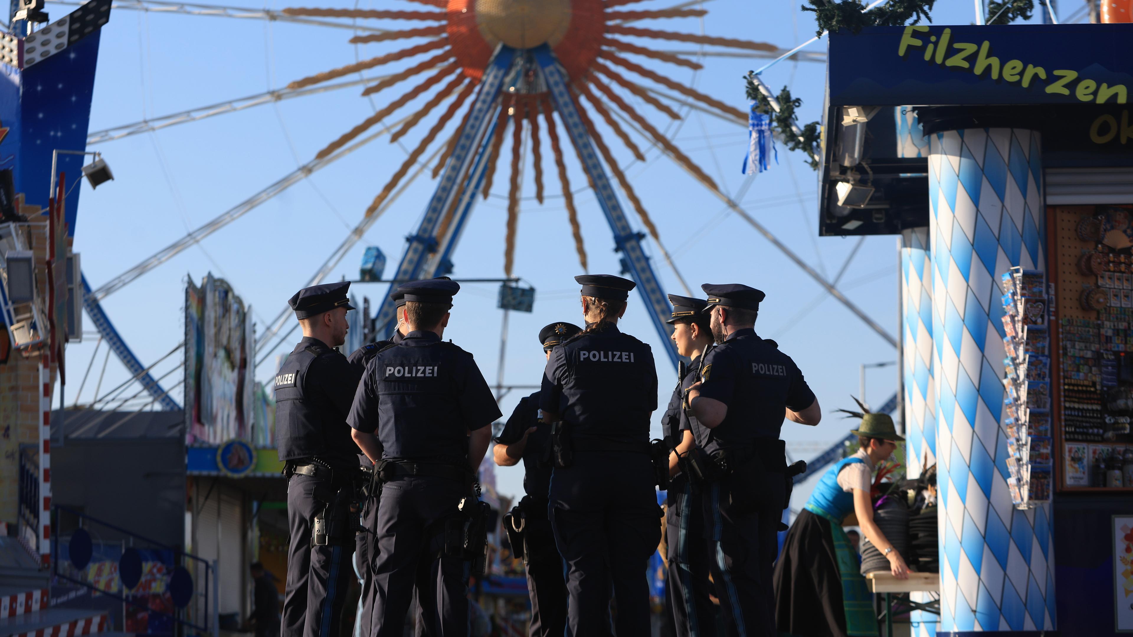 Polizisten stehen auf dem Festgelände