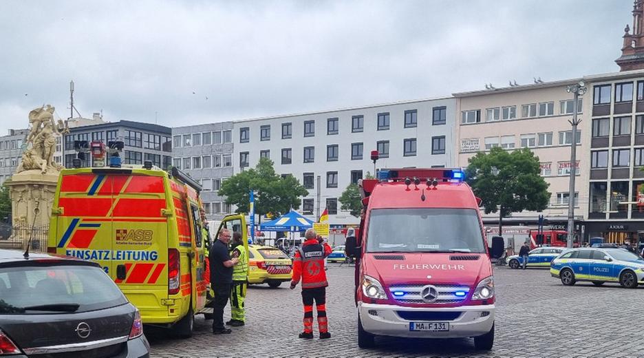 La police et les pompiers sont en service lors d'un incident survenu sur la place du marché de Mannheim le 31 mai 2024.