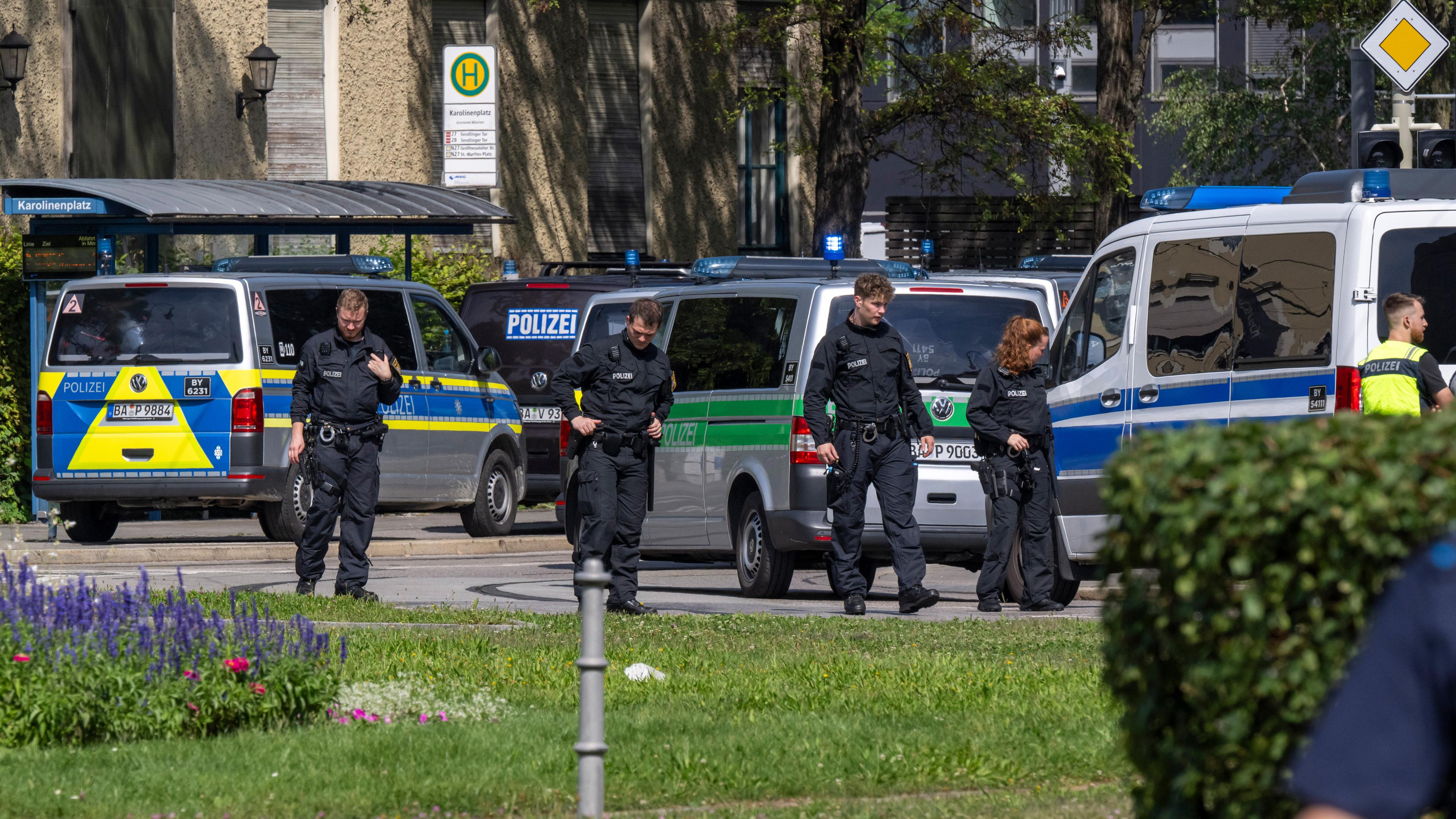 Bayern, München: Polizei durchsucht die Blumenbeete und die Straße am Karolinen-Platz nach Spuren.