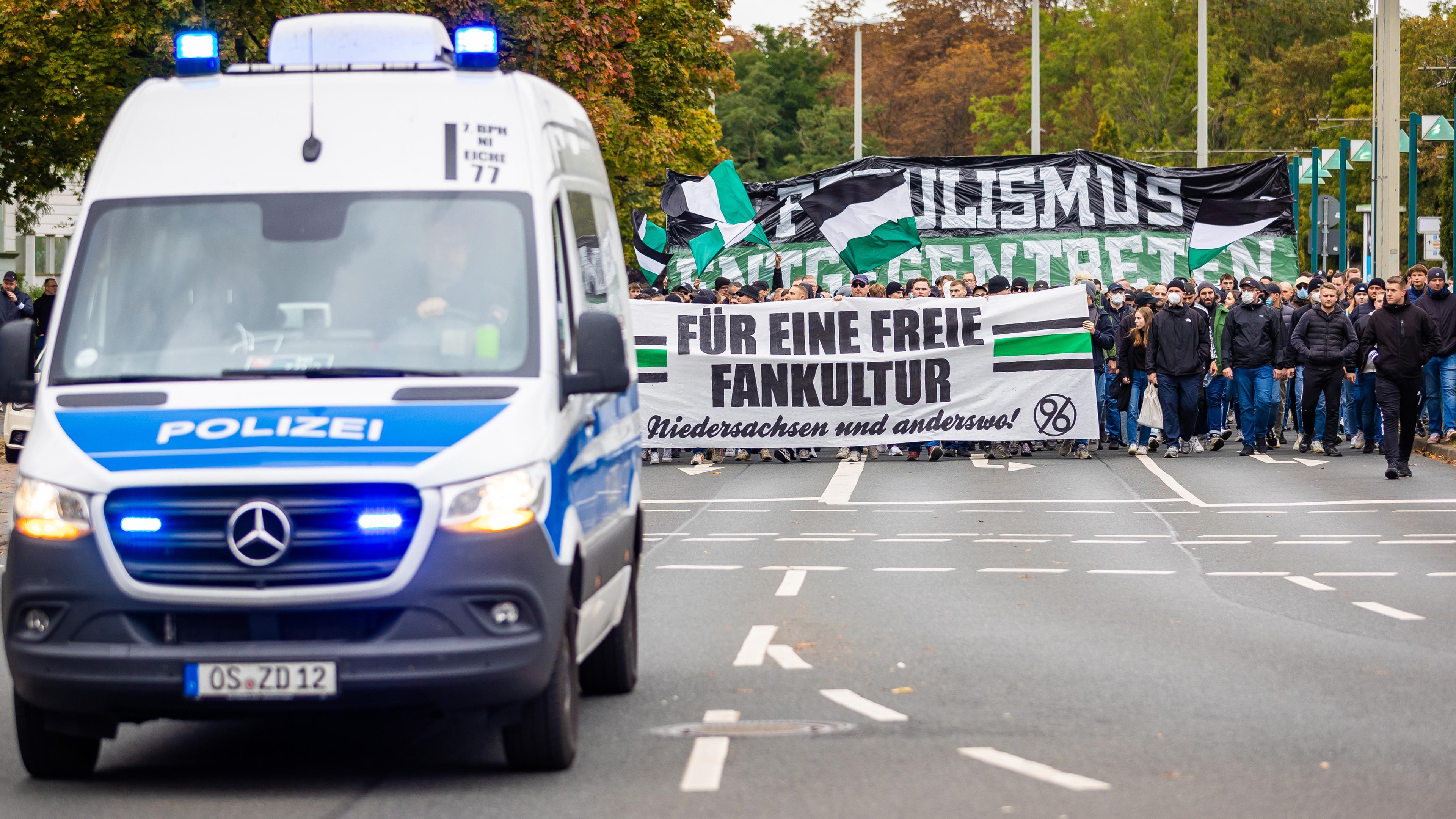 Fans von Hannover 96 nehmen an einer Demonstration teil und werden dabei von der Polizei begleitet, aufgeommen am 03.10.2024