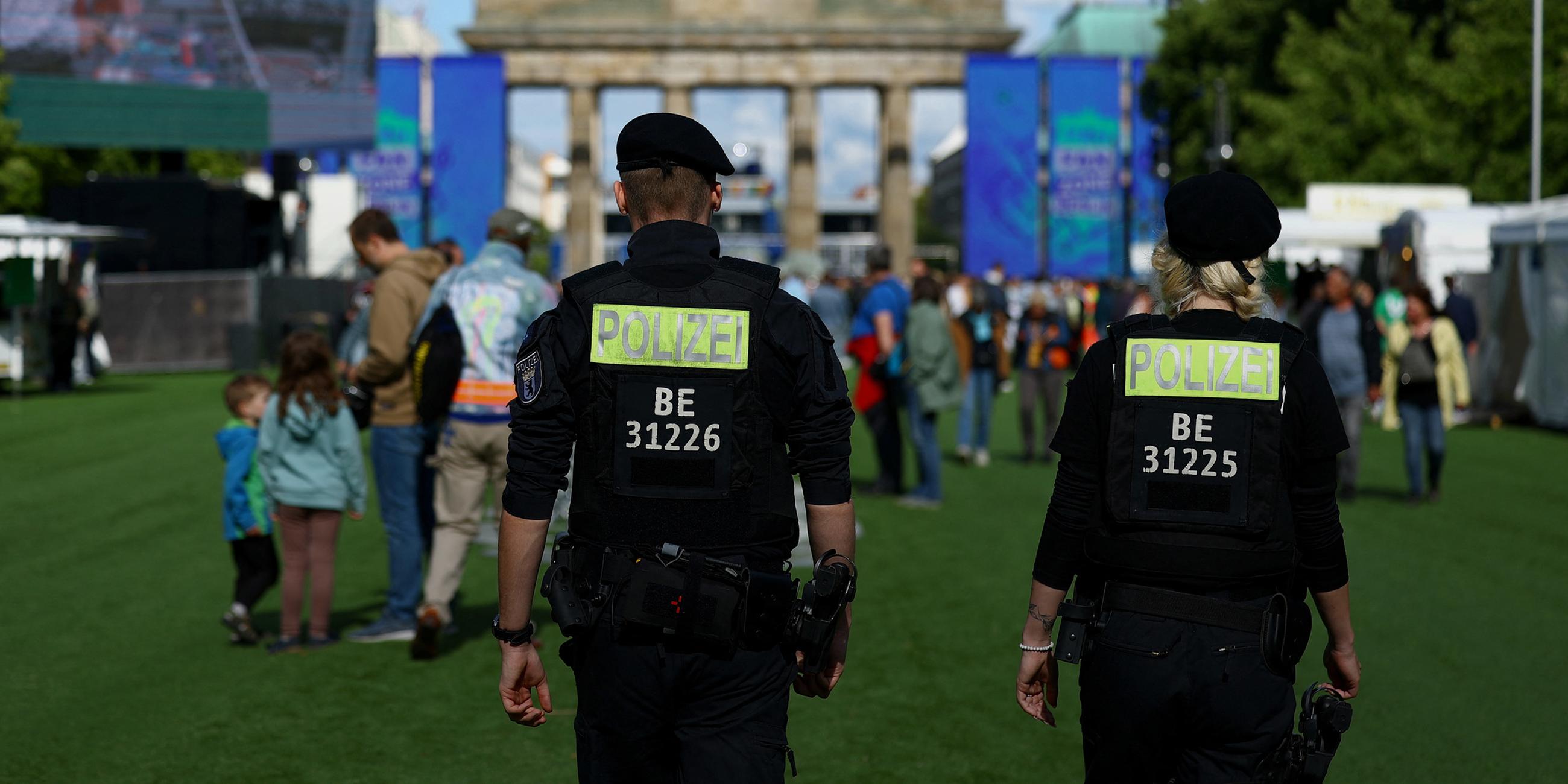 Polizeipatrouillen auf der offiziellen Fanmeile in der Straße des 17. Juni, nahe dem Brandenburger Tor, während der Voreröffnung in Berlin, Deutschland, am 12. 06. 2024. 