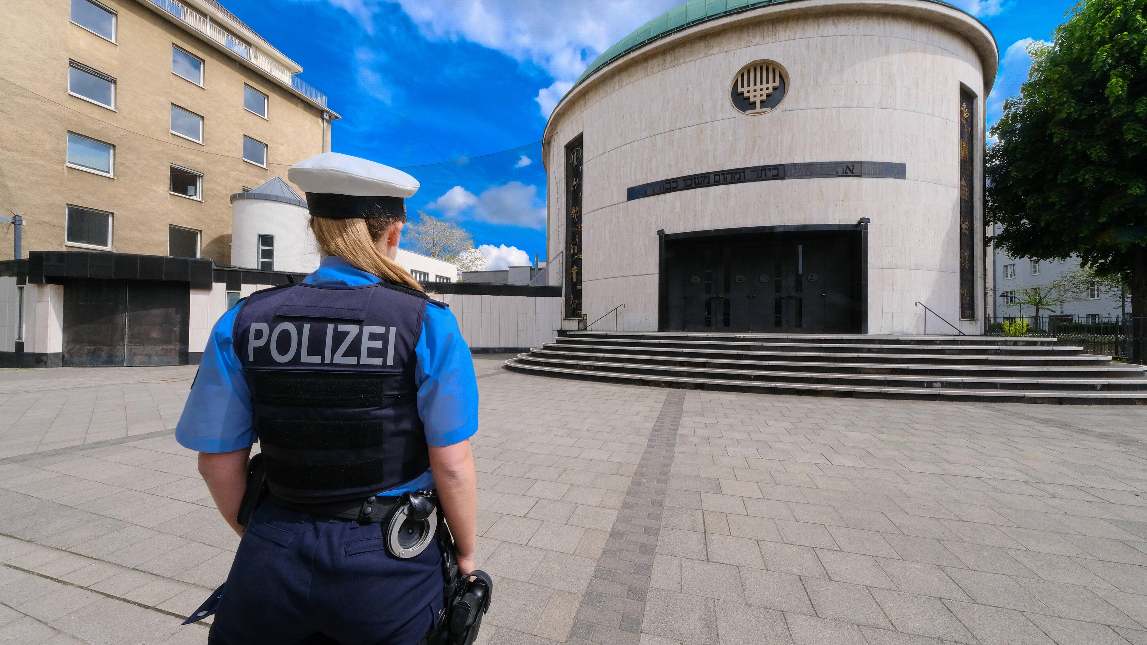 Symbolbild: Polizistin gibt Polizeischutz für Synagoge in Düsseldorf