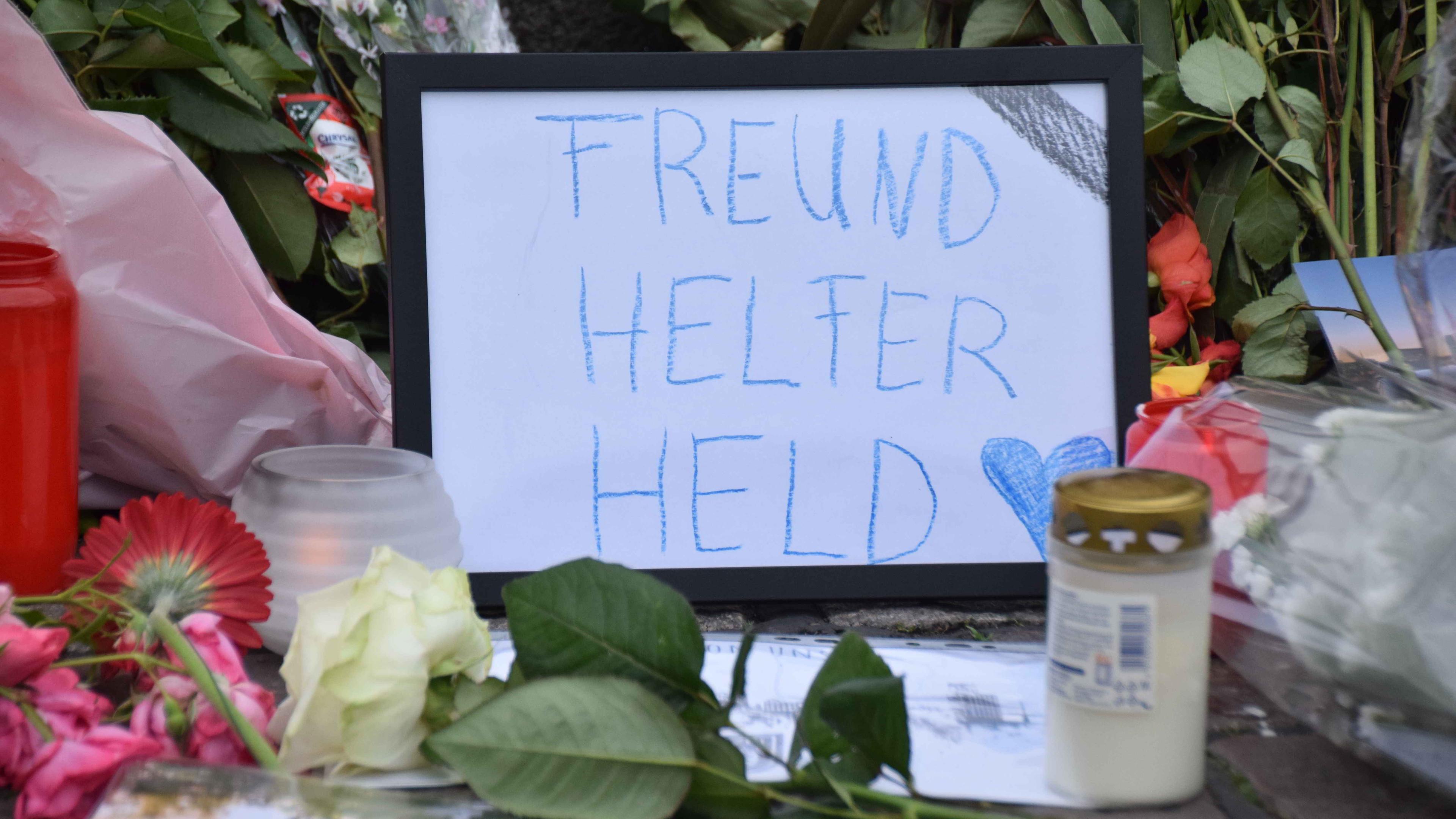 Baden-Württemberg, Mannheim: "Freund Helfer Held" ist auf einem schwarz gerahmten Blatt zu lesen