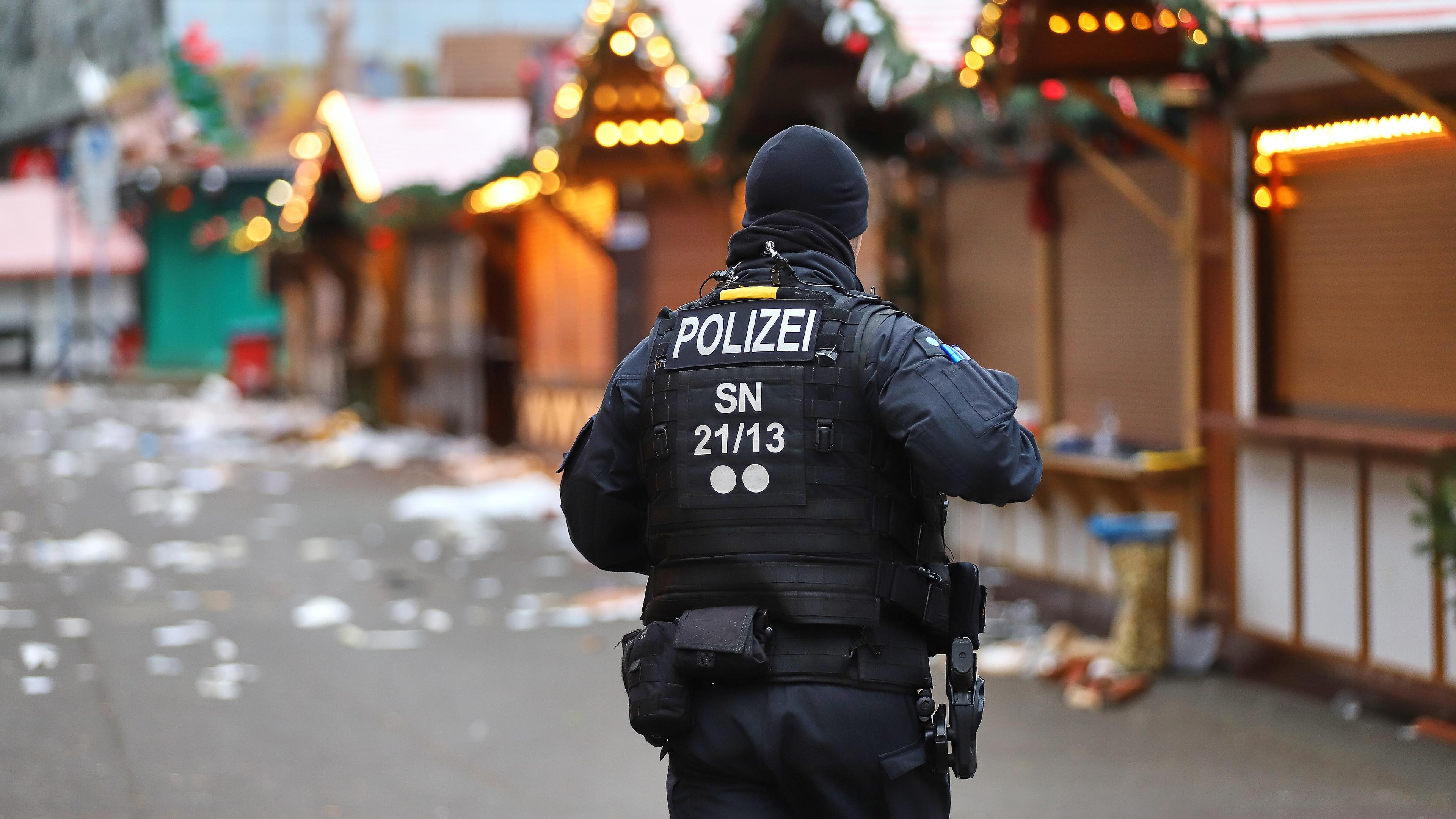 Polizist auf dem Magdeburger Weihnachtsmarkt nach dem Anschlag