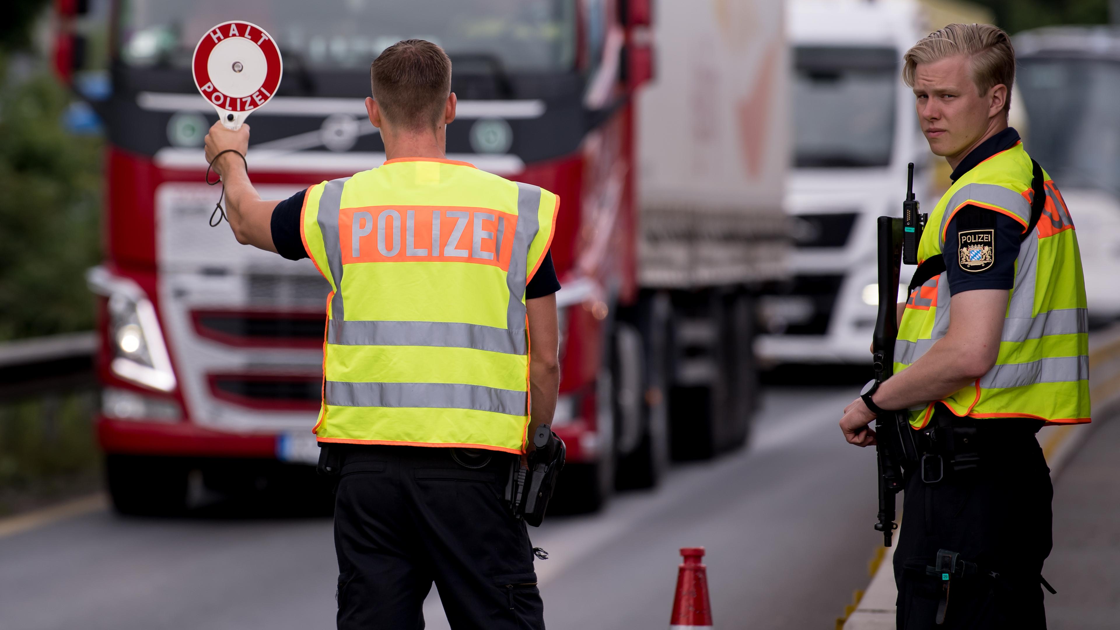 Bayern, Kiefersfelden: Polizisten kontrollieren an der Kontrollstelle Kiefersfelden an der Autobahn 93 (A93) Fahrzeuge, die aus Österreich nach Deutschland kommen.