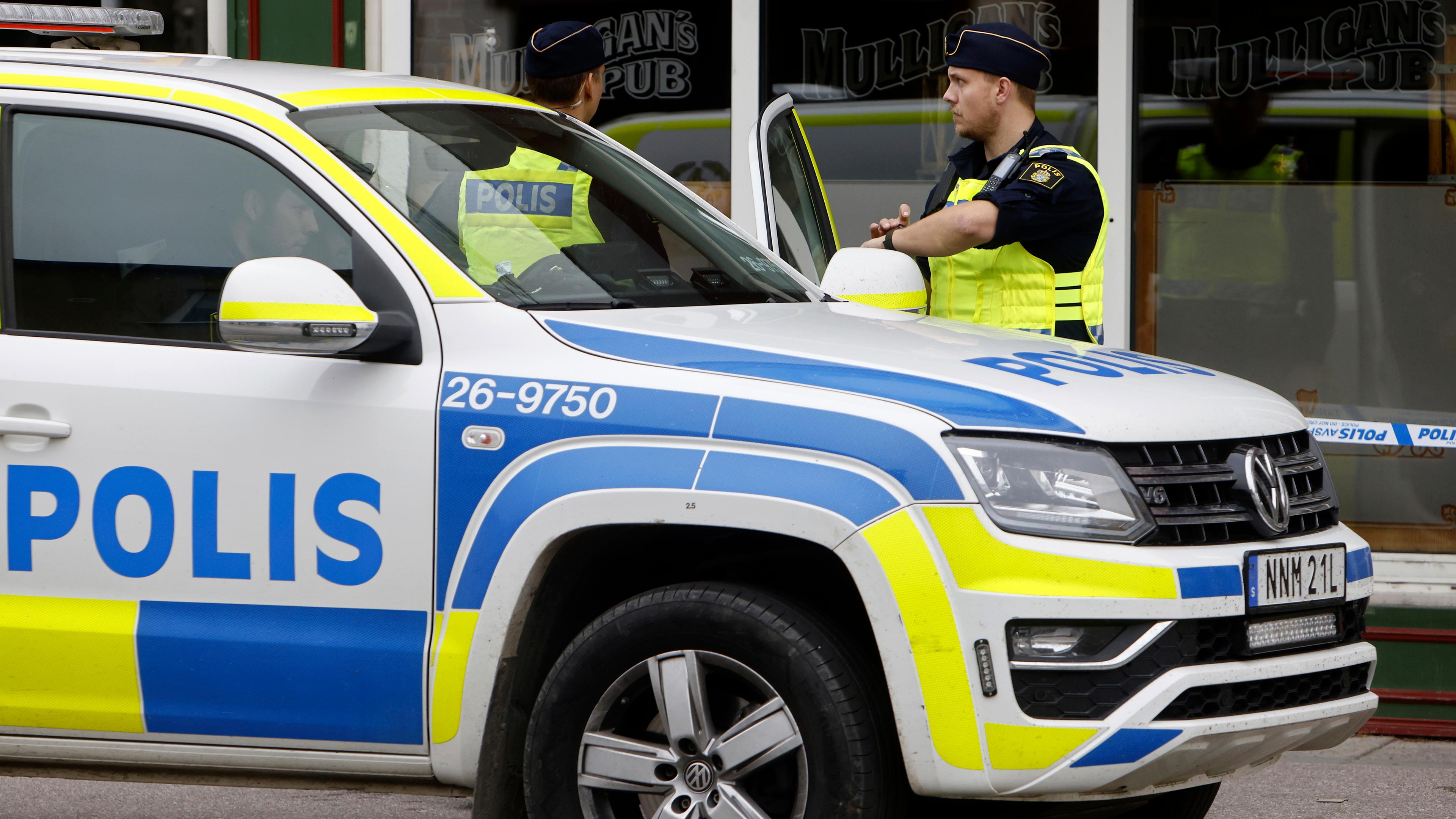 Die Polizei steht in Sandviken, etwa 162 Kilometer nordwestlich von Stockholm, vor einer Kneipe.