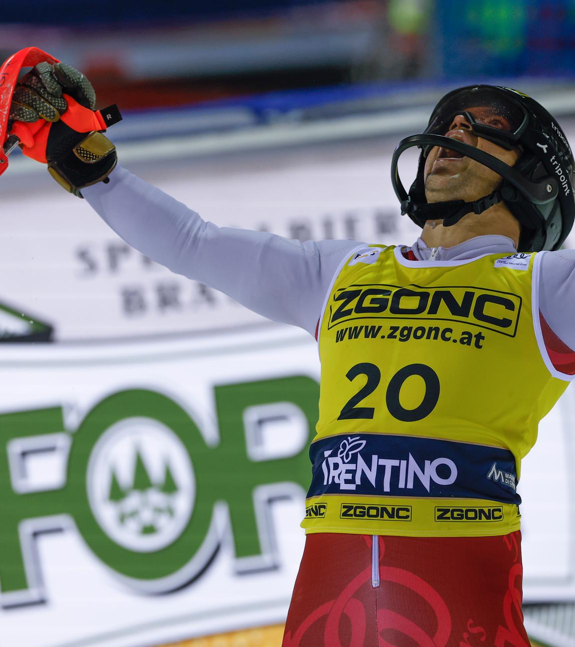 Albert Popov bejubelt seinen Sieg im Slalom von Madonna di Campiglio