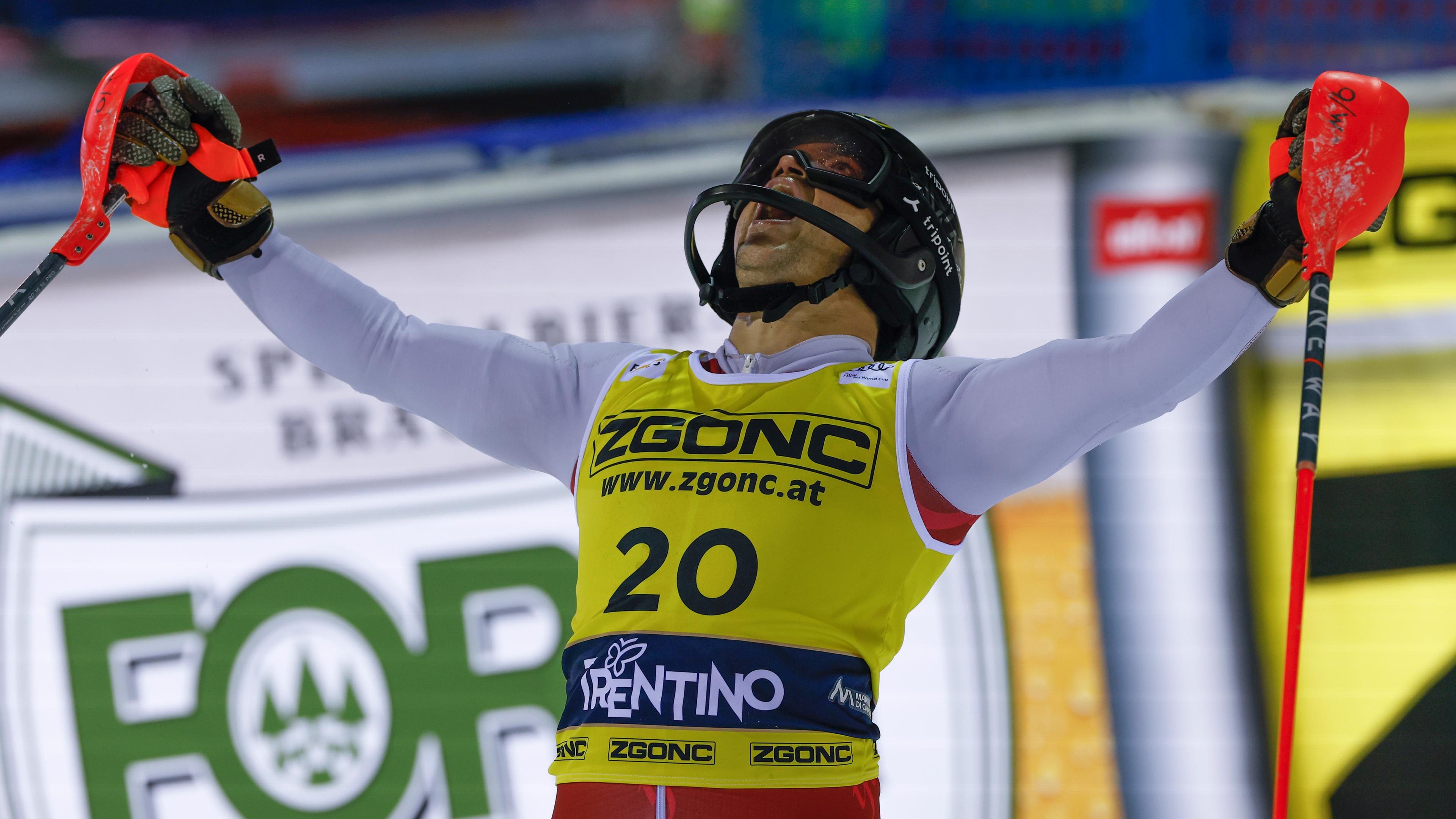 Albert Popov bejubelt seinen Sieg im Slalom von Madonna di Campiglio