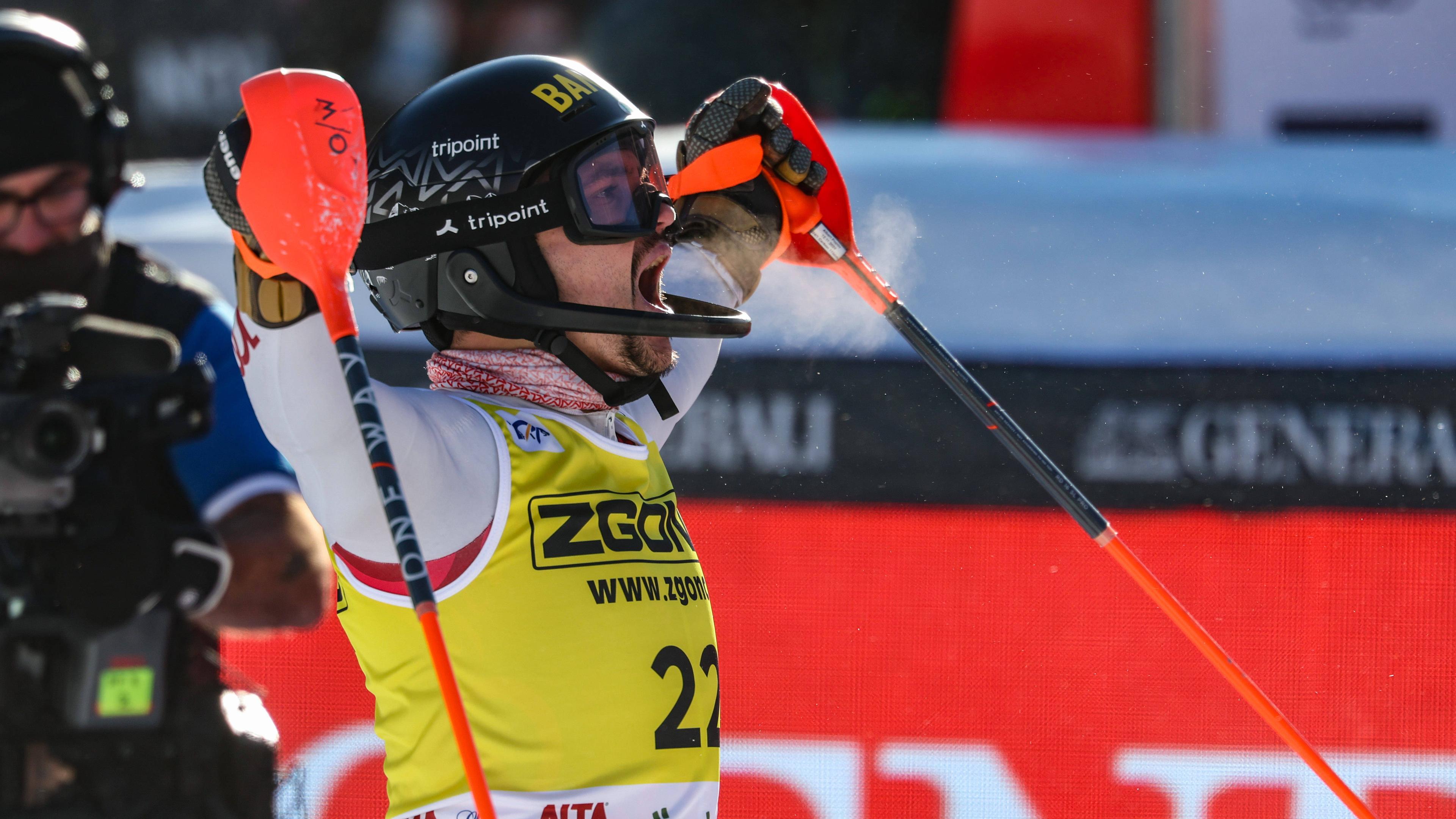 Albert Popov bejubelt seinen Sieg im Slalom von Madonna di Campiglio