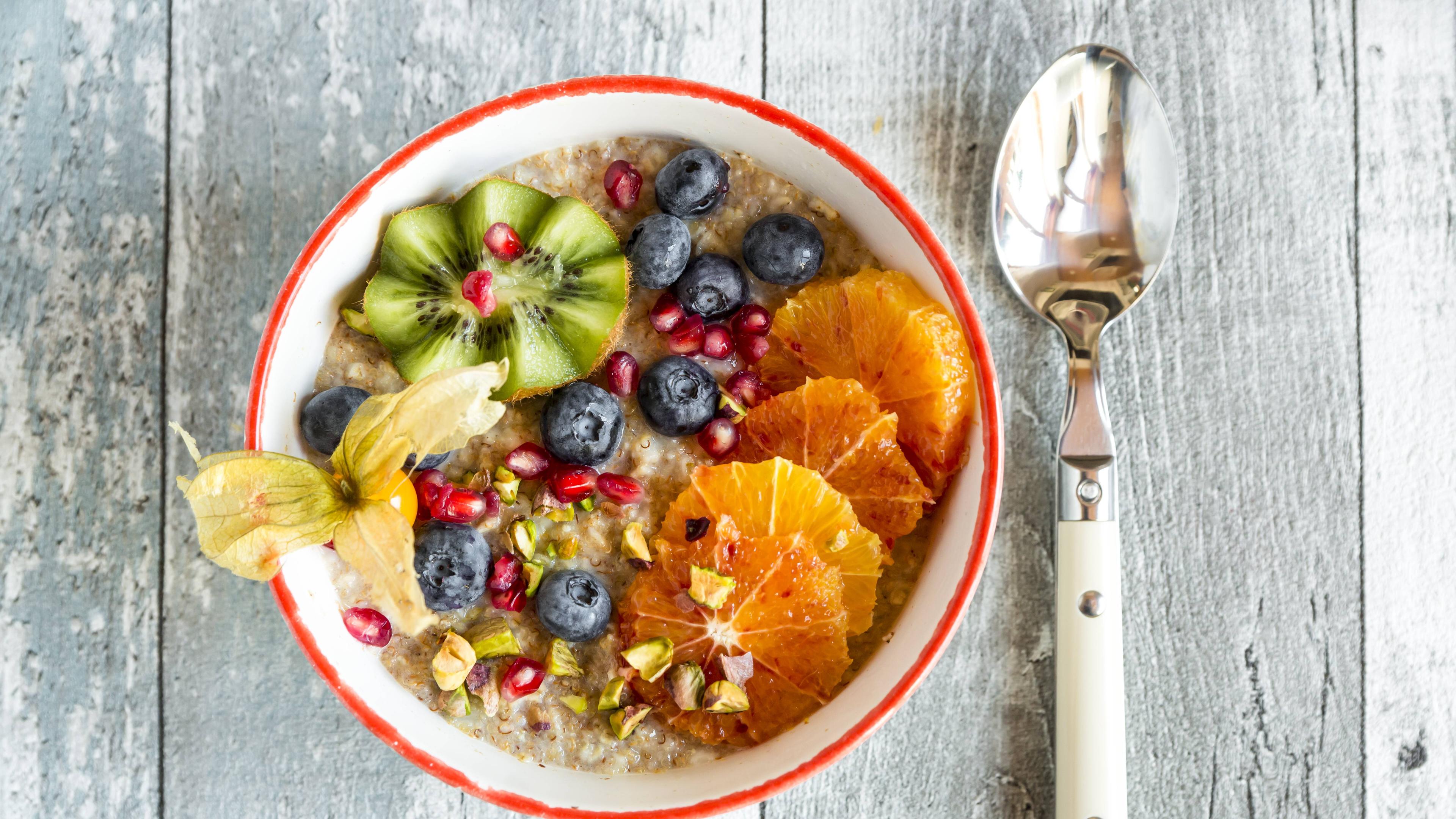 Eine Schüssel mit Porridge mit verschiedenen Früchten