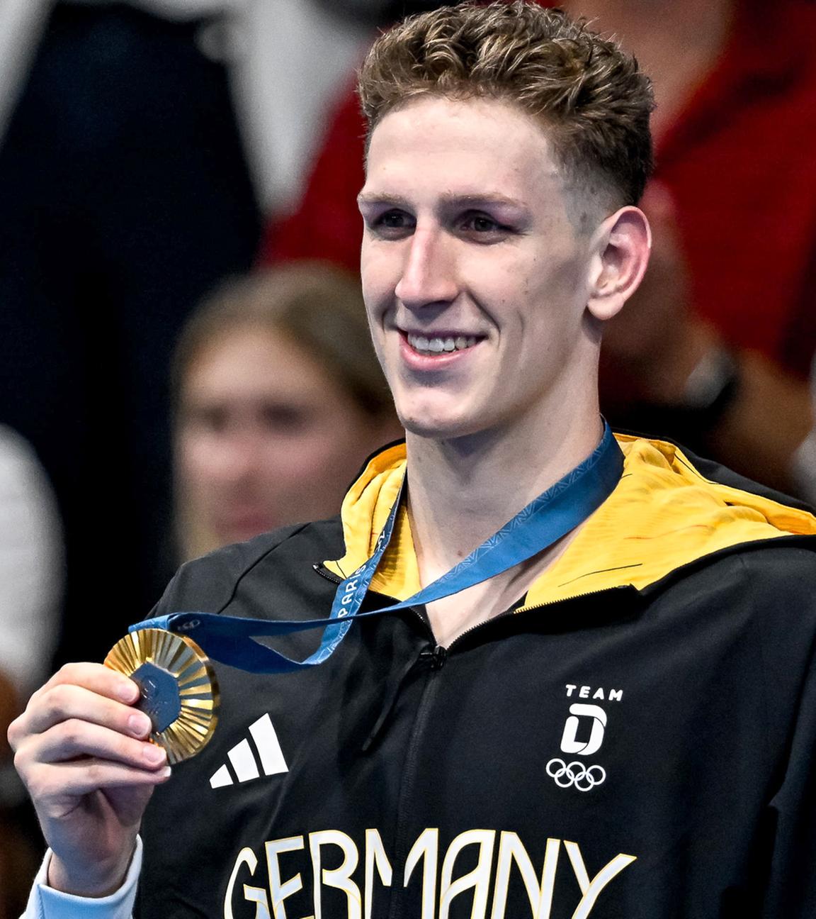 Lukas Märtens aus Deutschland zeigt die Goldmedaille nach dem 400-m-Freistil-Finale der Männer.