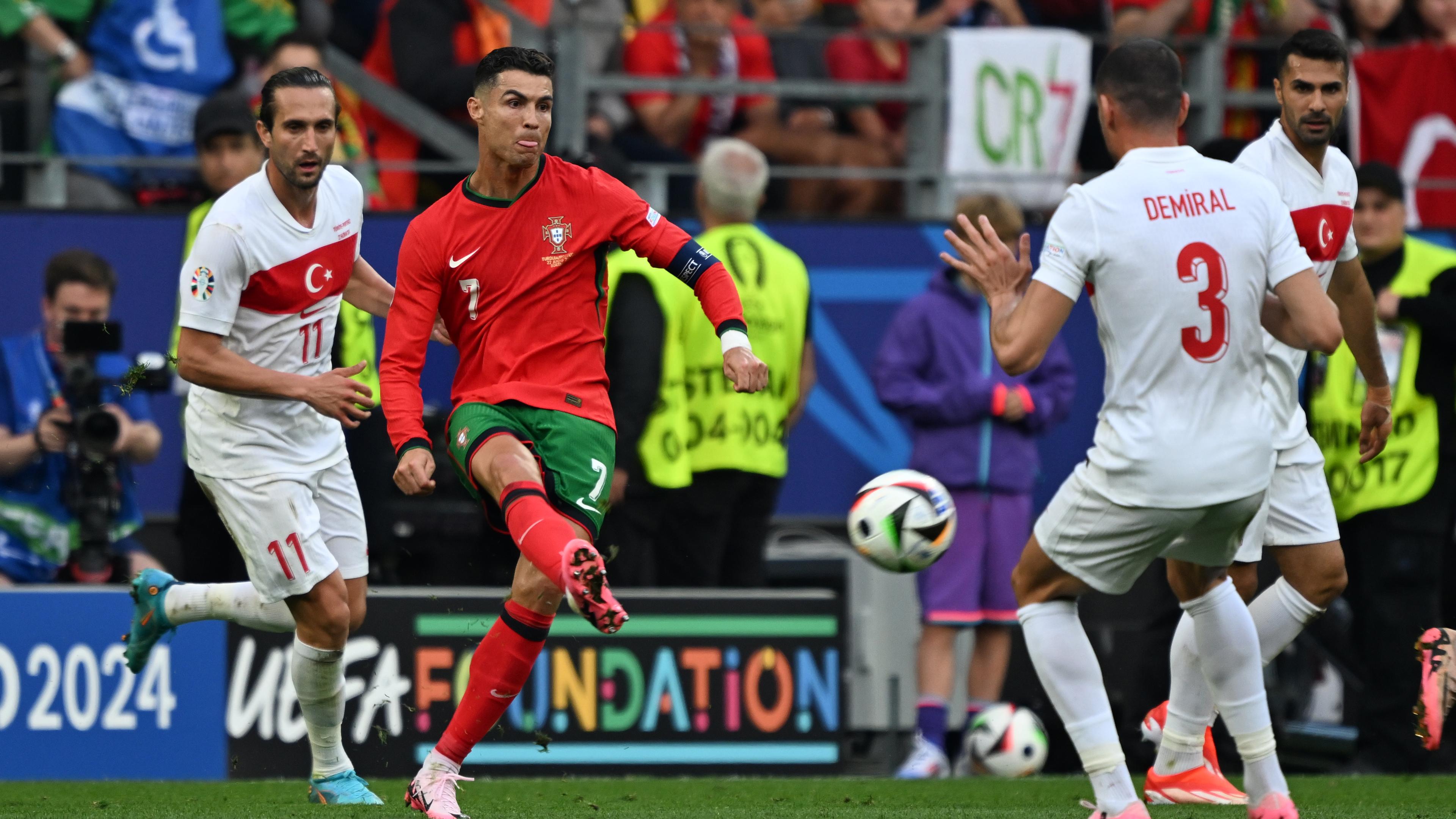 Fußball-EM 2024: Portugals Cristiano Ronaldo (M) in Aktion gegen Yusuf Yazici und Merih Demiral (r) von der Türkei.