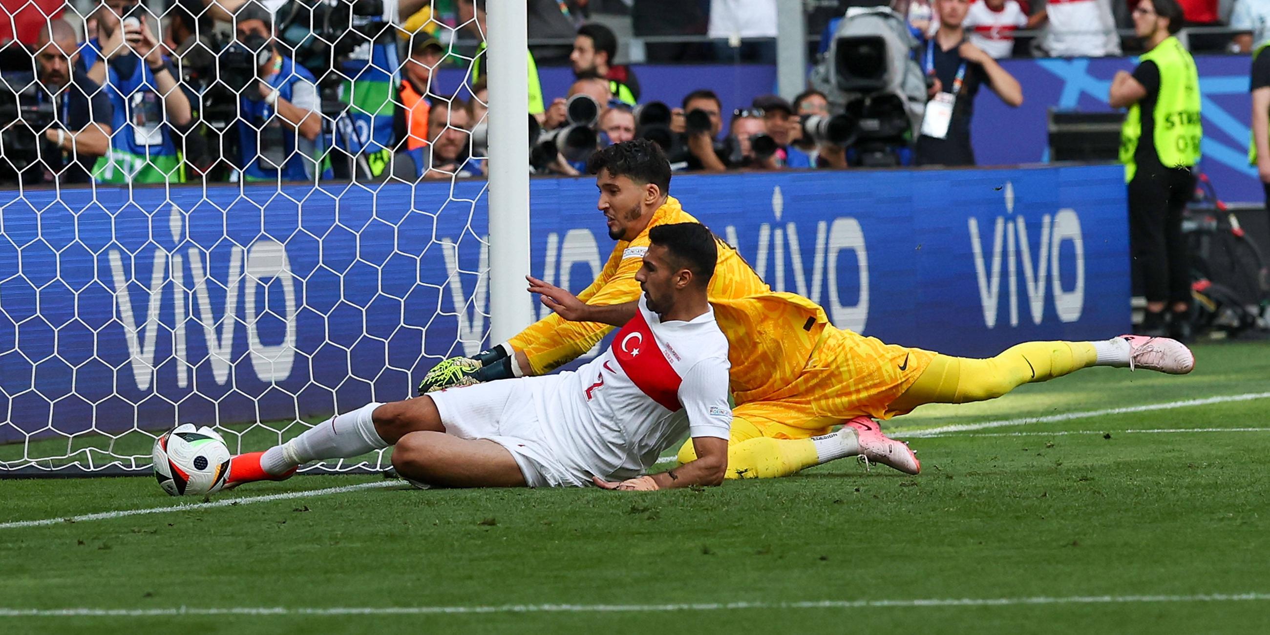 Der türkische Spieler Zeki Celik schießt ein Eigentor beim Spiel gegen Portugal.