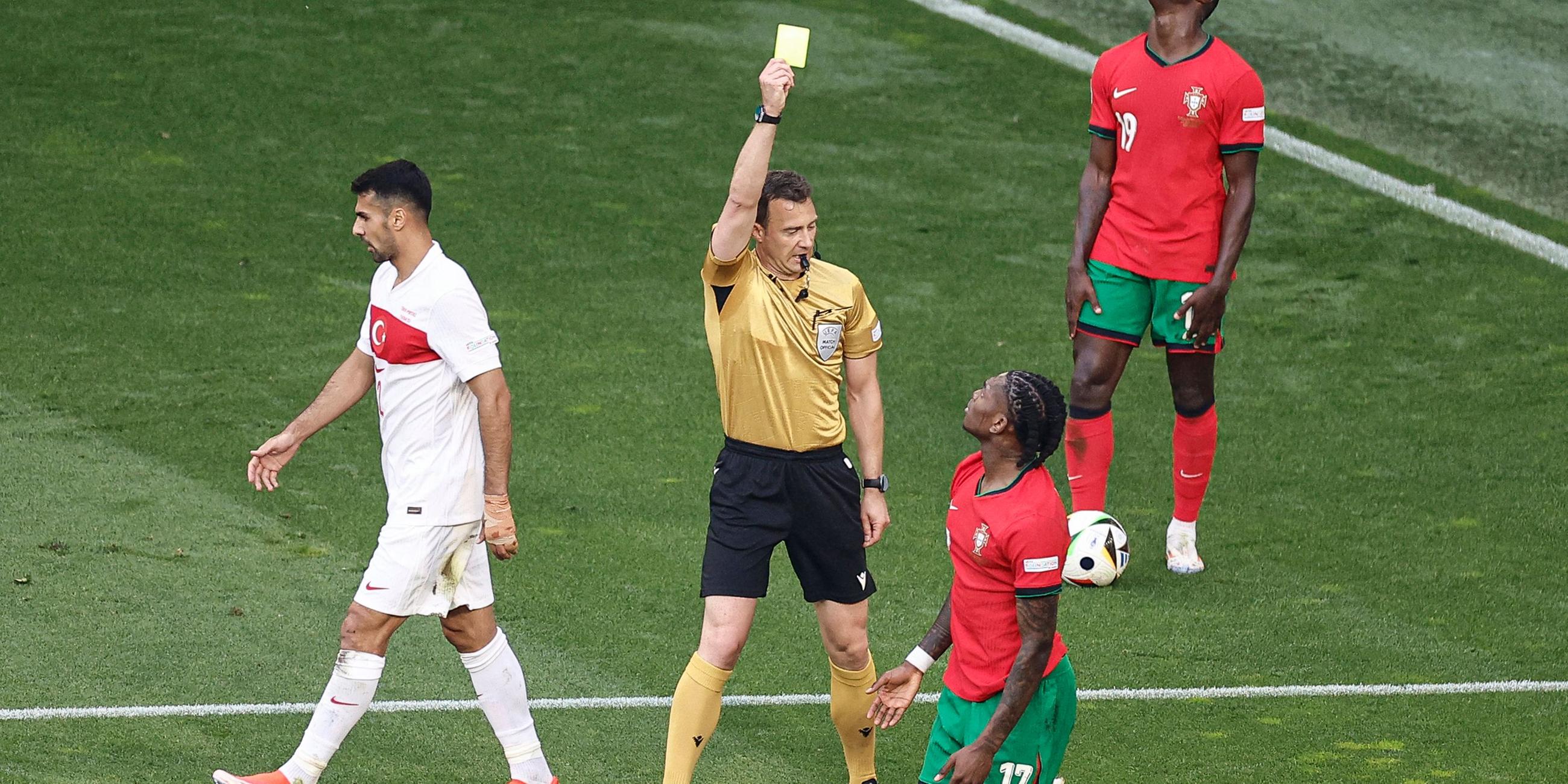Portugals Rafael Leao bekommt eine gelbe Karte beim Spiel gegen die Türkei.