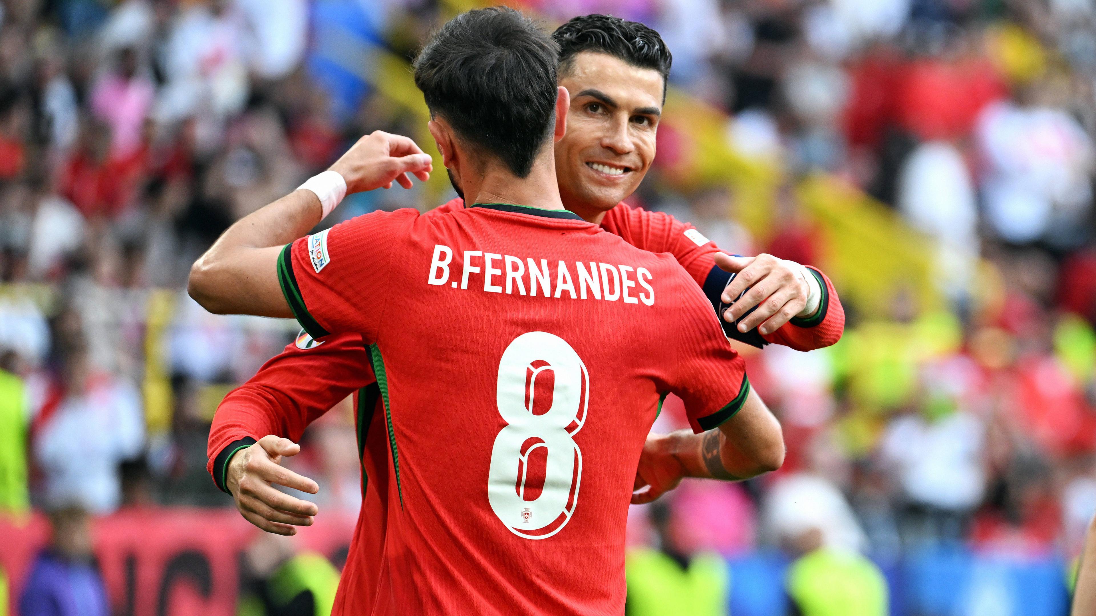Bruno Fernandes (Portugal) jubelt zusammen mit Cristiano Ronaldo nach seinem Tor zum 0:3.