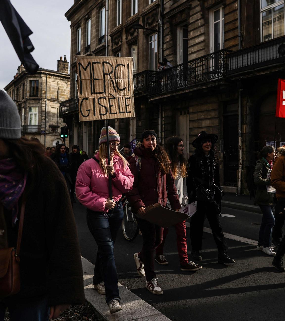 Menschen protestieren in Frankreich gegen sexualisierte Gewalt an Frauen.