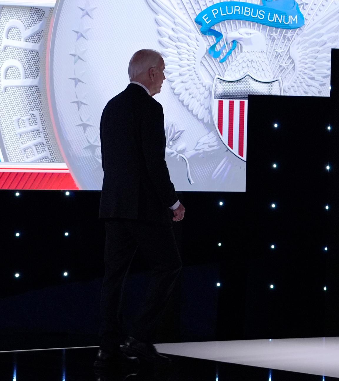 Joe Biden verlässt die Bühne während der Pause einer von CNN veranstalteten Präsidentschaftsdebatte mit  Donald Trump am Donnerstag, 27.06.2024, in Atlanta.