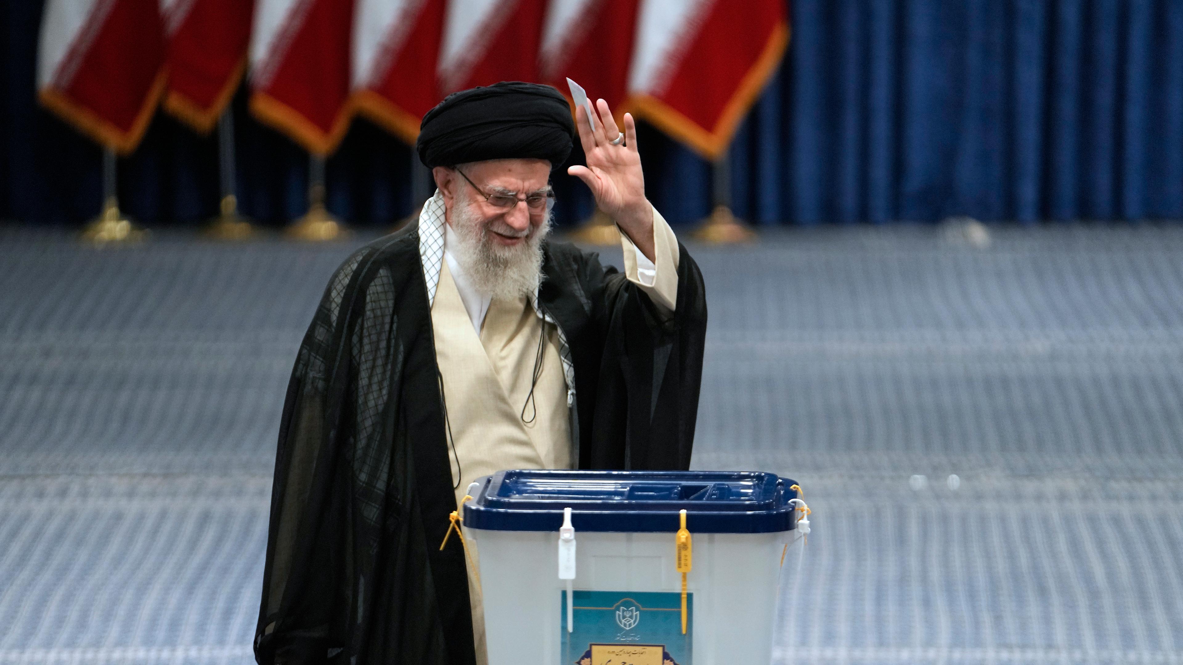 Der iranische Religionsführer Ajatollah Ali Chamenei winkt, bevor er seine Stimme bei den Präsidentschaftswahlen abgibt.