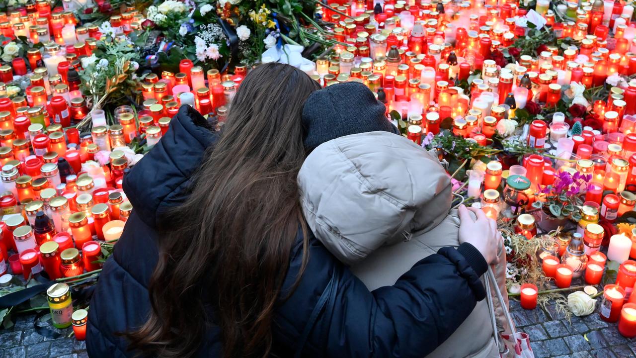 Schusswaffenangriff In Prag: Tschechien Gedenkt Toten - ZDFheute