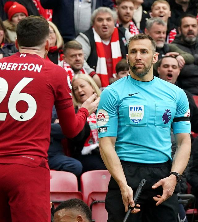 Liverpools Andrew Robertson appelliert an den Schiedsrichterassistenten Constantine Hatzidakis während des Premier League-Spiels zwischen Liverpool und Arsenal