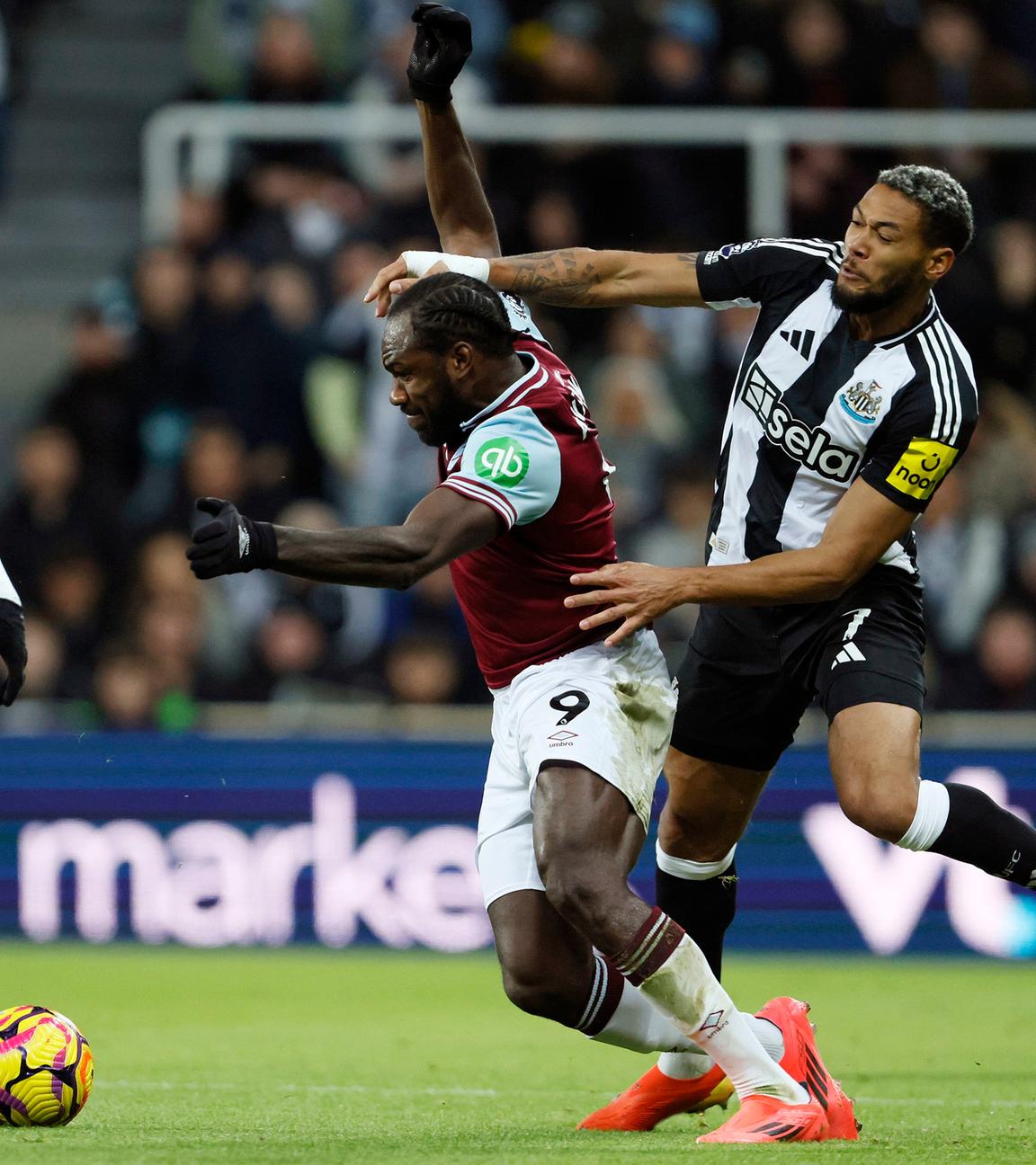 Premier League, Newcastle United - West Ham United: Lloyd Kelly (Newcastle United / rechts) bedrängt Michail Antonio (West Ham United).