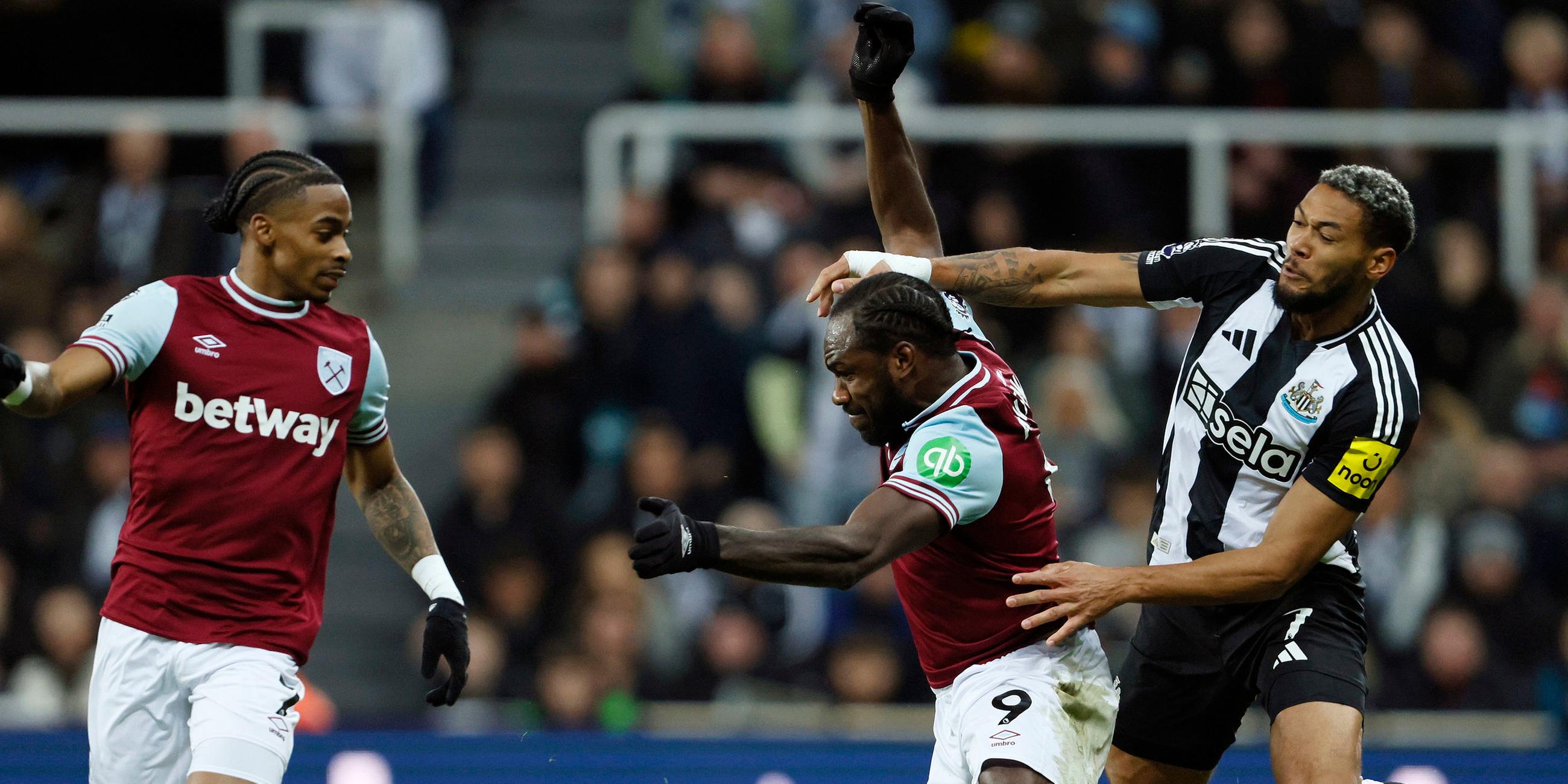 Premier League, Newcastle United - West Ham United: Lloyd Kelly (Newcastle United / rechts) bedrängt Michail Antonio (West Ham United).