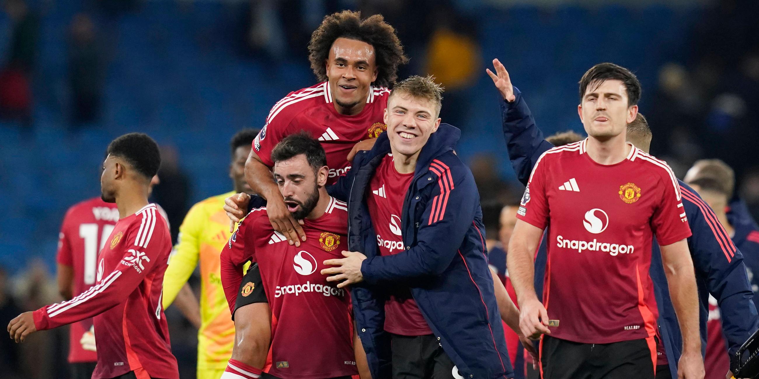 Bruno Fernandes, Joshua Zirkzee und Rasmus Hojlund von Manchester United bejubeln ihren Sieg gegen Manchester CIty.