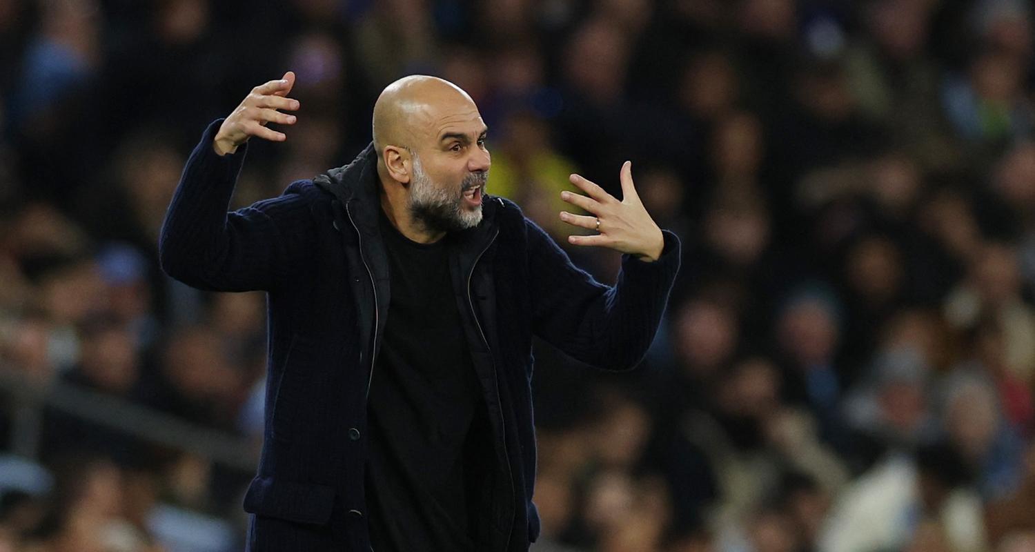 Pep Guardiola, der Trainer von Manchester City, steht niedergeschlagen neben dem Spielfeld.