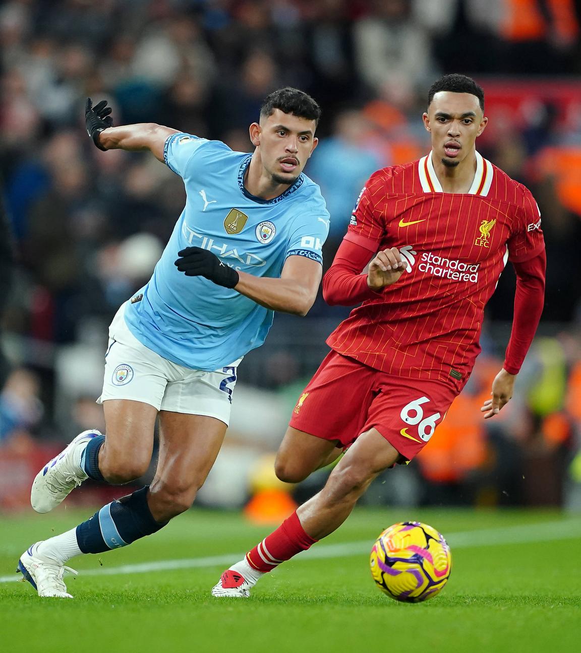 Liverpools Trent Alexander-Arnold und Matheus Nunes von Manchester City kämpfen um den Ball.