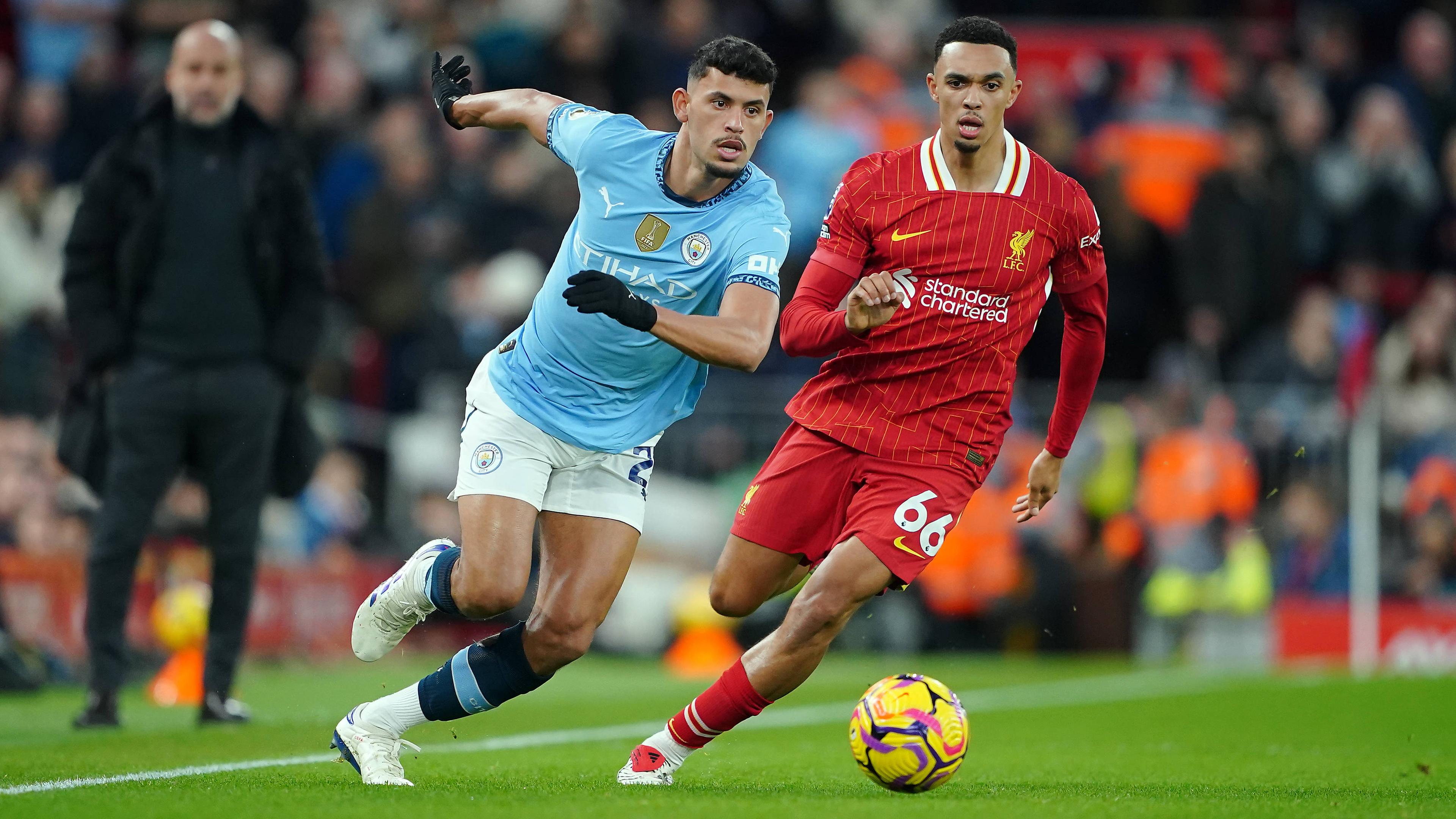 Liverpools Trent Alexander-Arnold und Matheus Nunes von Manchester City kämpfen um den Ball.