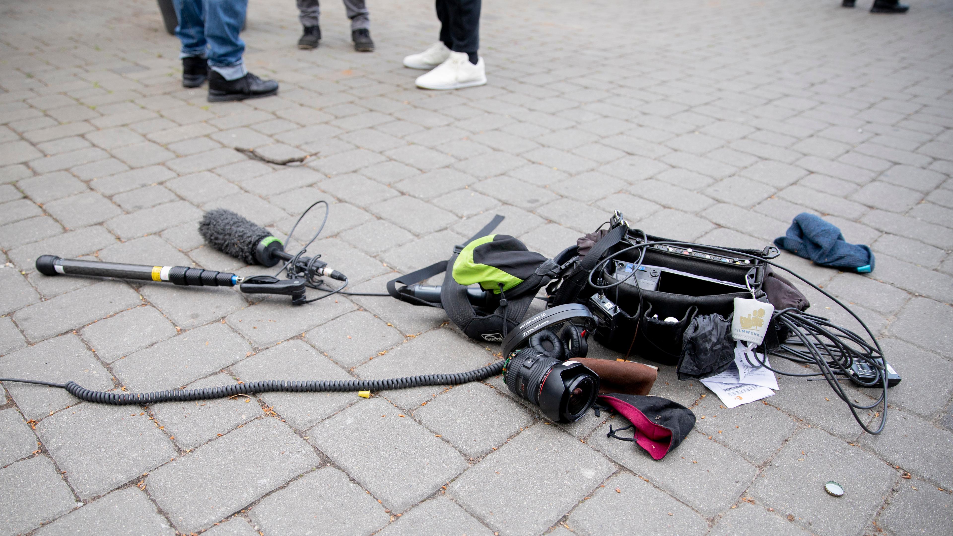 Berlin: Die Ausrüstung eines Kamerateams liegt nach einem Übergriff zwischen Alexanderplatz und Hackescher Markt auf dem Boden. Archivbild