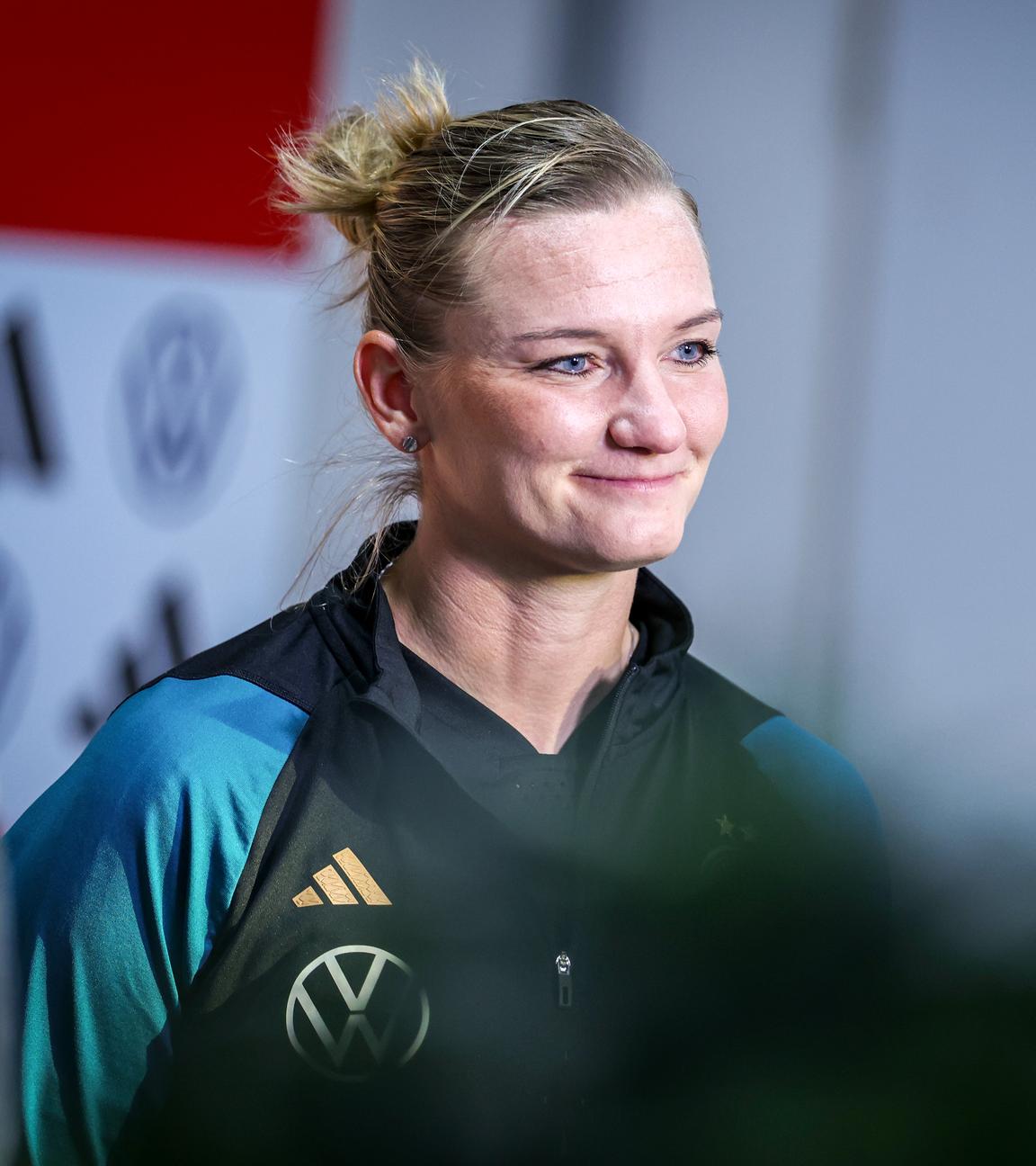 Kapitänin Alexandra Popp gibt vor der Pressekonferenz ein TV-Interview.