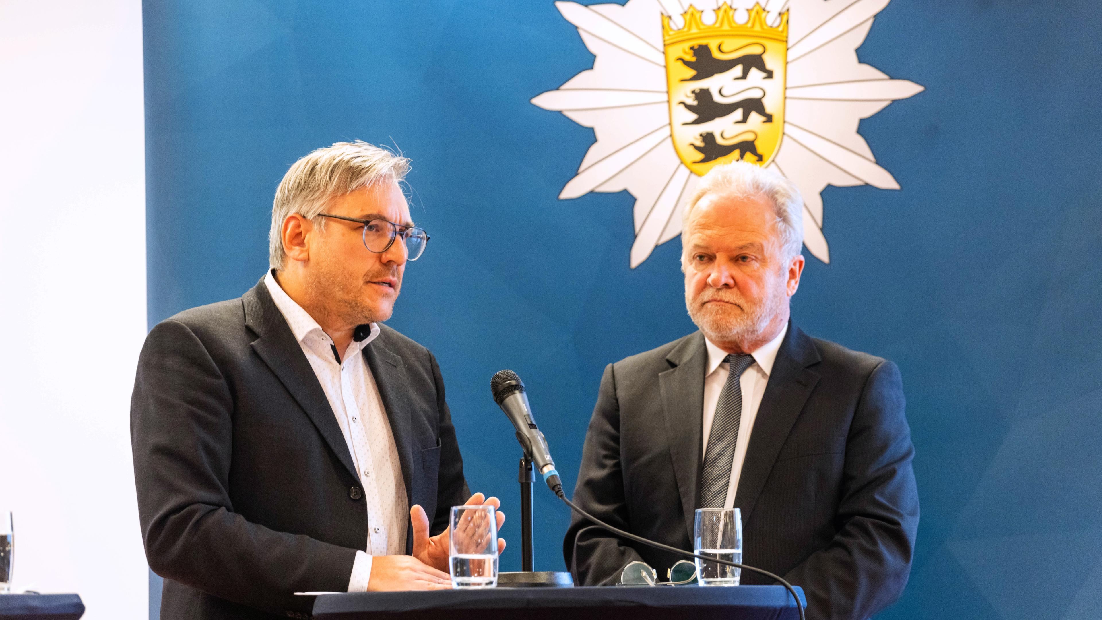 Werner Nagel (l), Referatsleiter der Schulaufsicht, steht neben Alexander Schwarz, Opferbeauftragter der Landesregierung, und spricht während einer Pressekonferenz