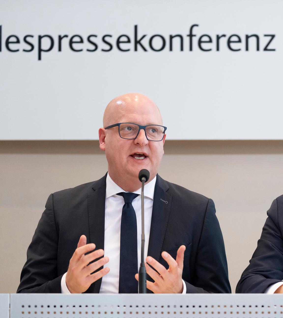 Henning Homann (l), Co-Vorsitzender der SPD in Sachsen, und Michael Kretschmer (CDU), Ministerpräsident von Sachsen, nehmen an einer Pressekonferenz im Landtag teil.