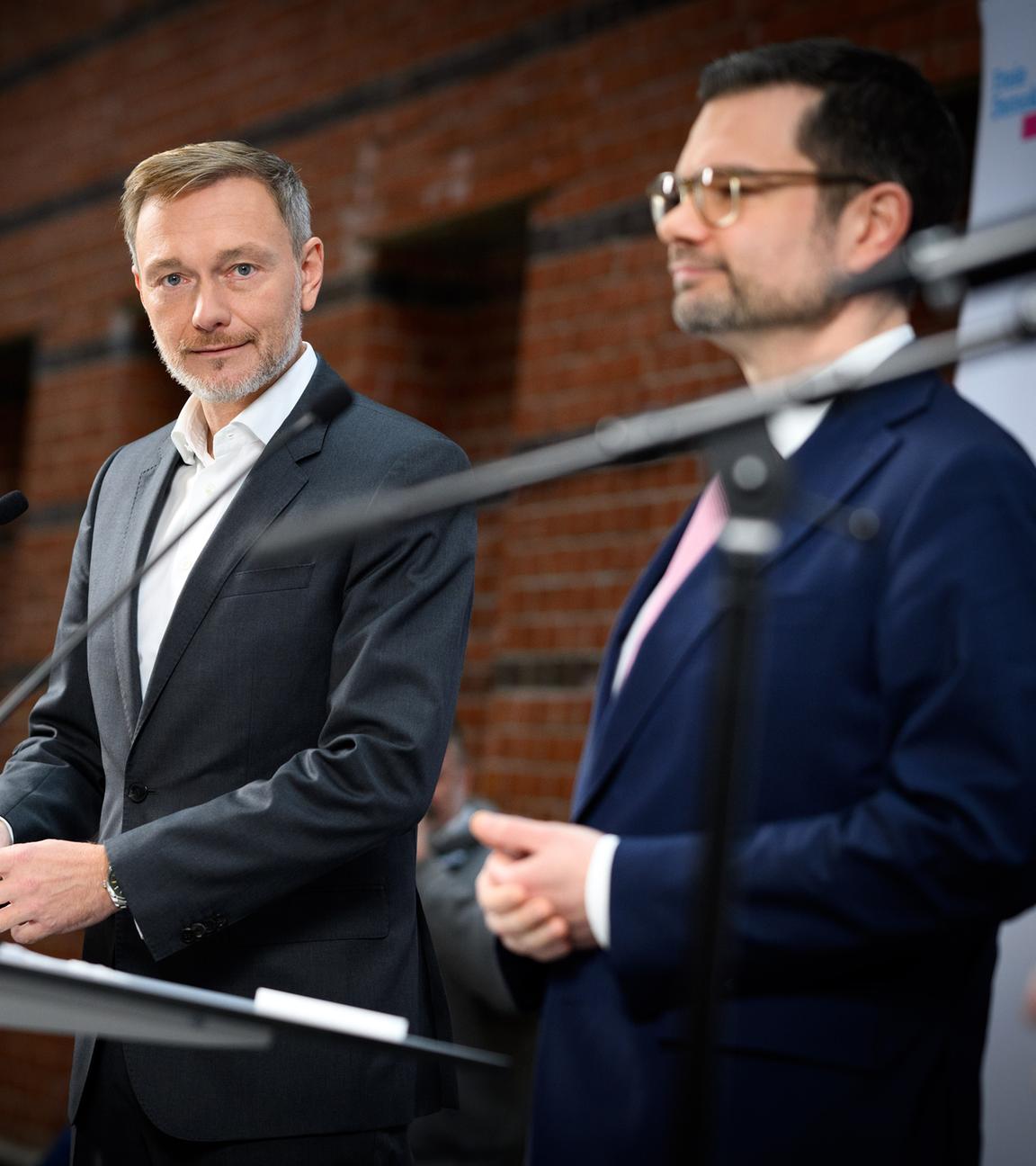 Berlin: Christian Lindner (l), Bundesvorsitzender der FDP, und der neue FDP-Generalsekretär Marco Buschmann äußern sich bei einer Pressekonferenz nach den Gremiensitzungen der Partei.