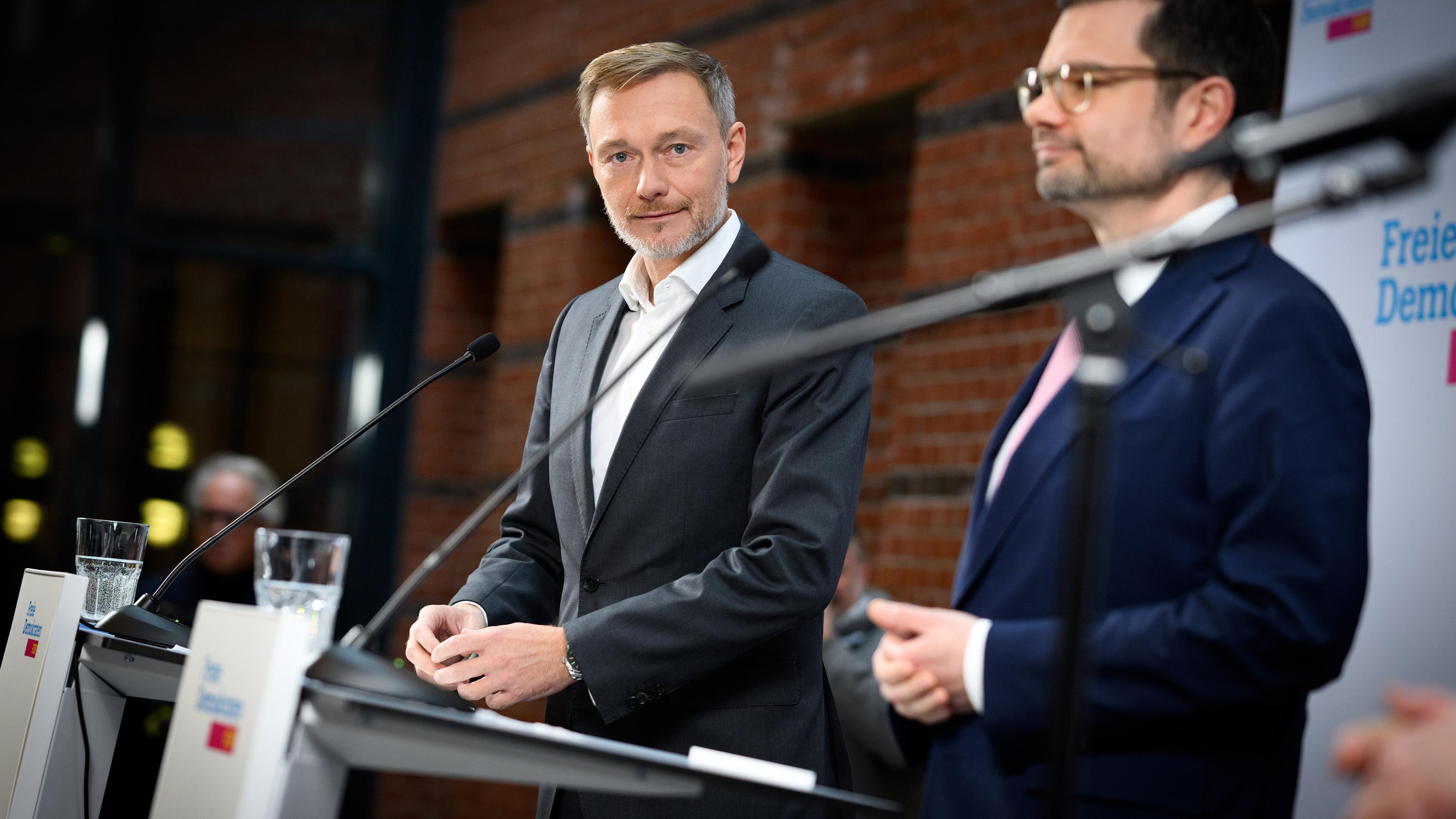 Berlin: Christian Lindner (l), Bundesvorsitzender der FDP, und der neue FDP-Generalsekretär Marco Buschmann äußern sich bei einer Pressekonferenz nach den Gremiensitzungen der Partei.