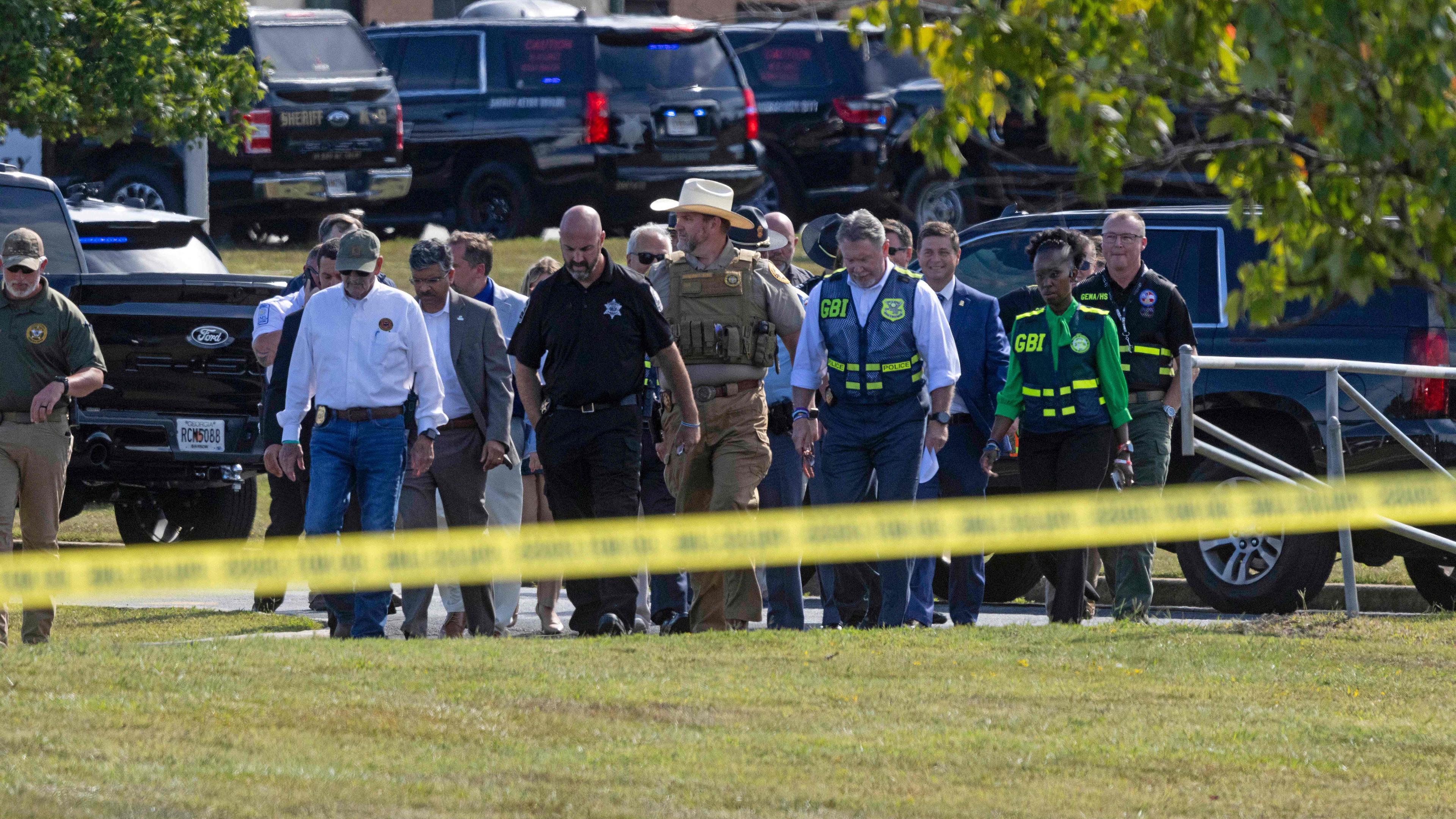 Polizeibeamte kommen am 4. September 2024 nach einer Schießerei zu einer Pressekonferenz vor der Apalachee High School in Winder, Georgia.