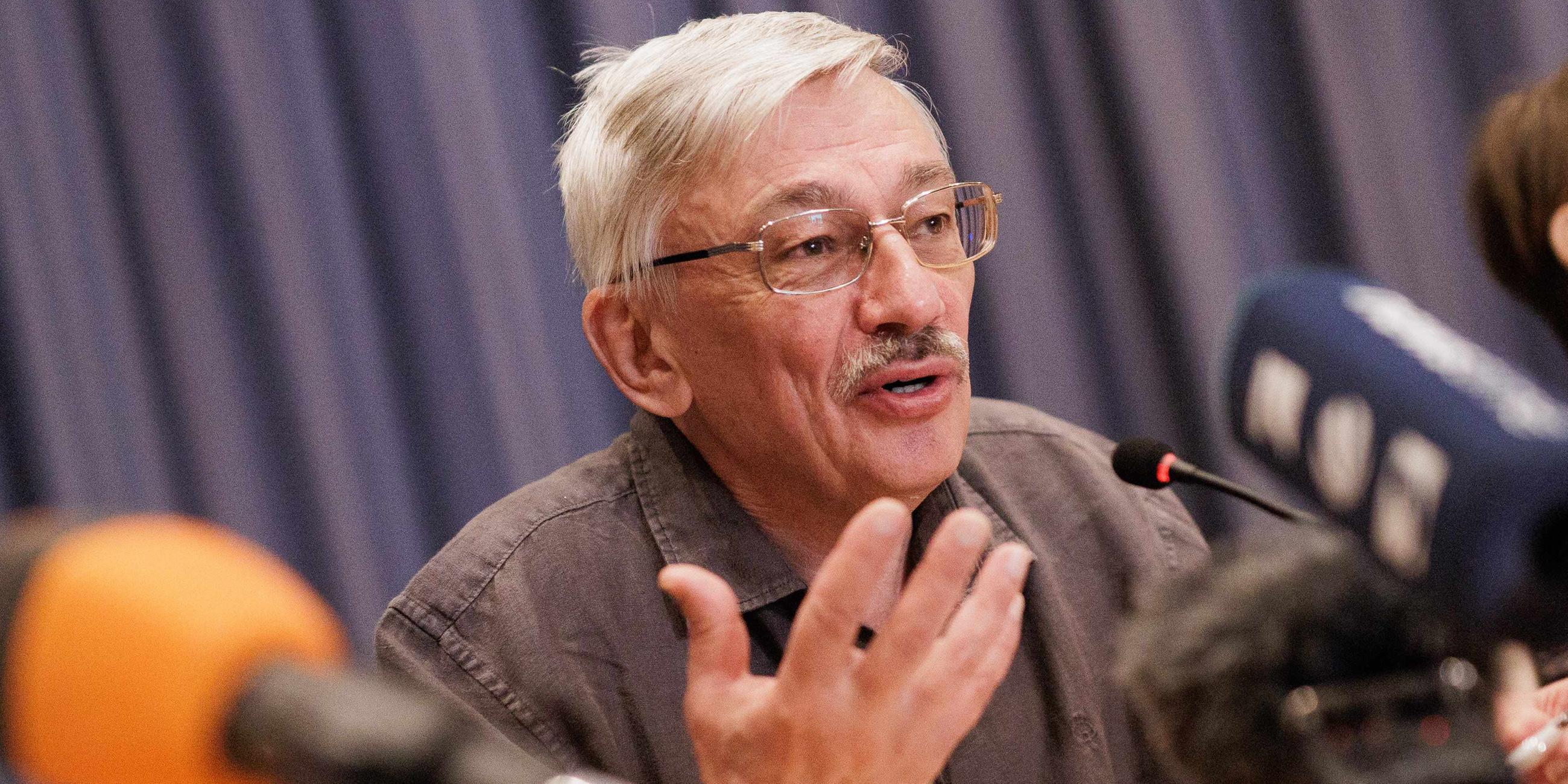 Menschenrechtler Oleg Orlow spricht bei einer Pressekonferenz nach dem Gefangenenaustausch. Am 07.08.2024 in Berlin