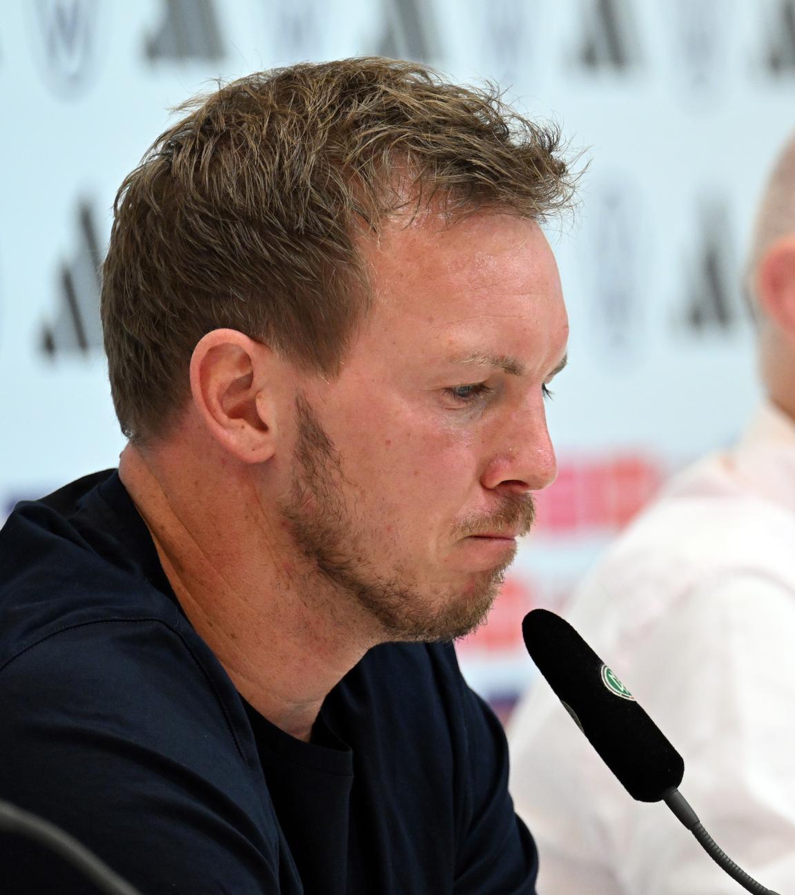 Bundestrainer Julian Nagelsmann kämpft mit den Tränen während der Pressekonferenz. 