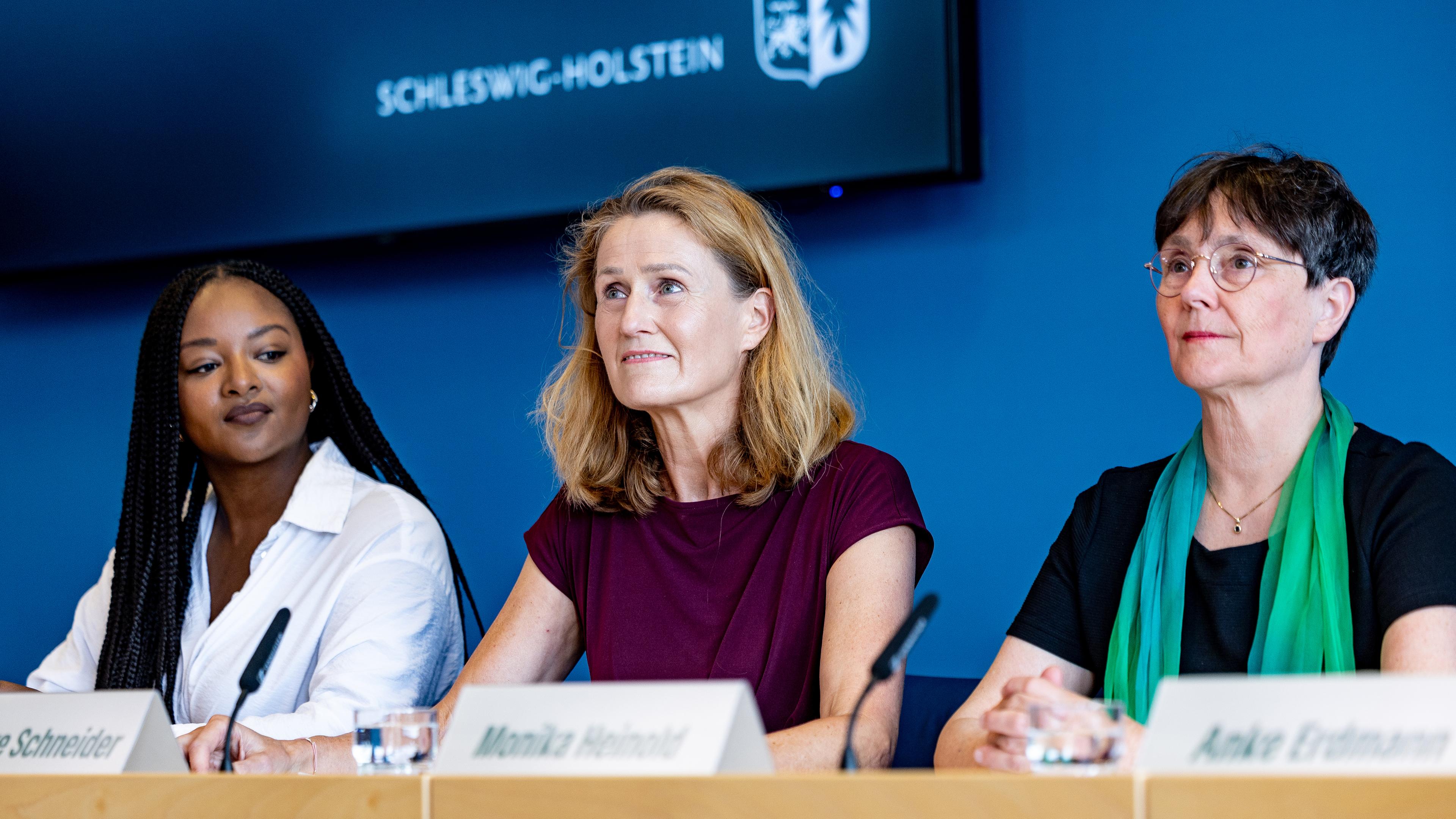Schleswig-Holstein, Kiel: Aminata Toure, Silke Schneider und Monika Heinold sitzen auf dem Podium bei einer Pressekonferenz ihrer Partei.