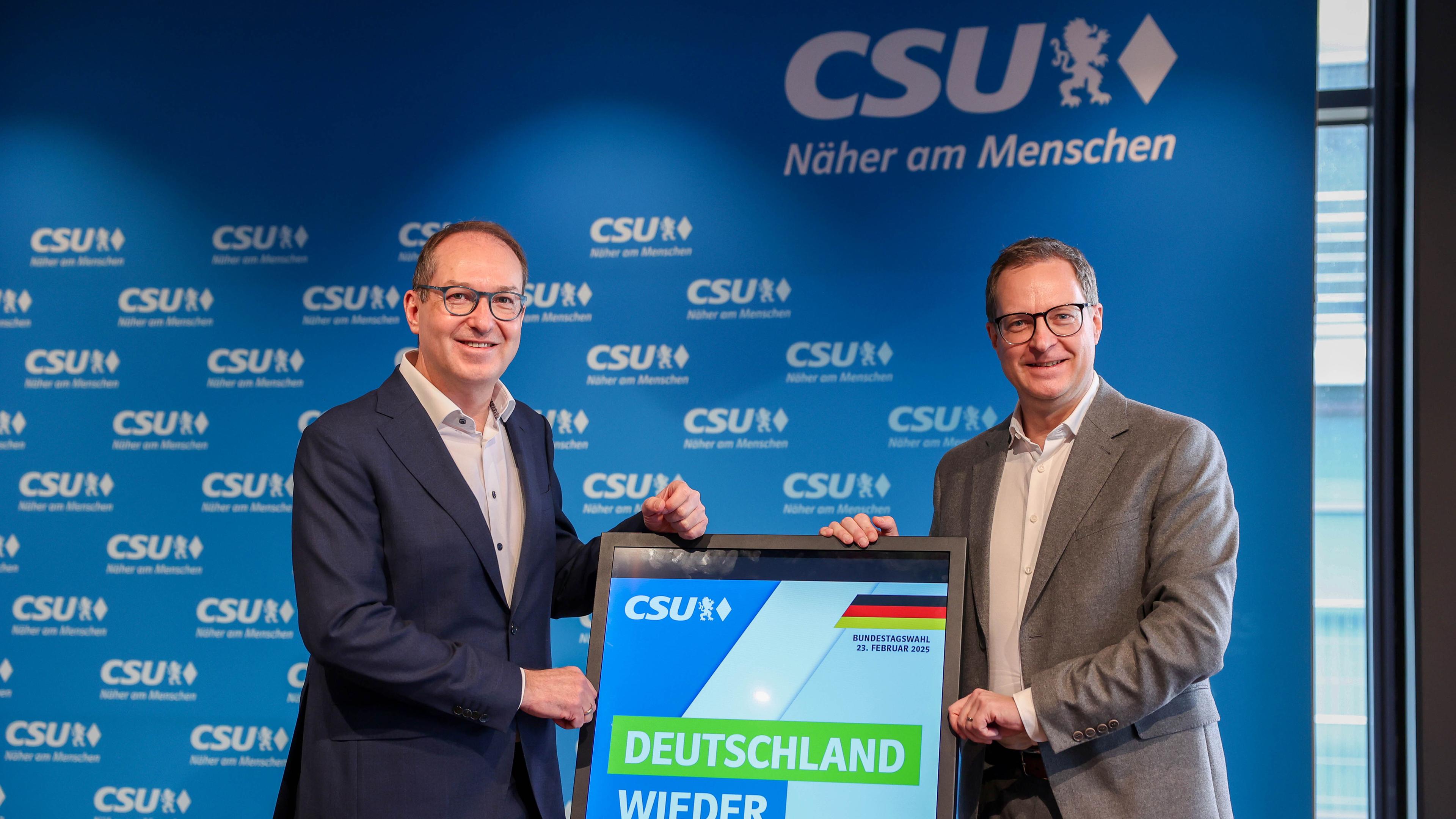 Pressekonferenz nach Sitzung des CSU-Vorstands am 20.01.2025 in der CSU Landesleitung in Muenchen  Alexander Dobrindt (Vorsitzender CSU-Landesgruppe), links - Martin Huber  Generalsekretär der CSU), rechts