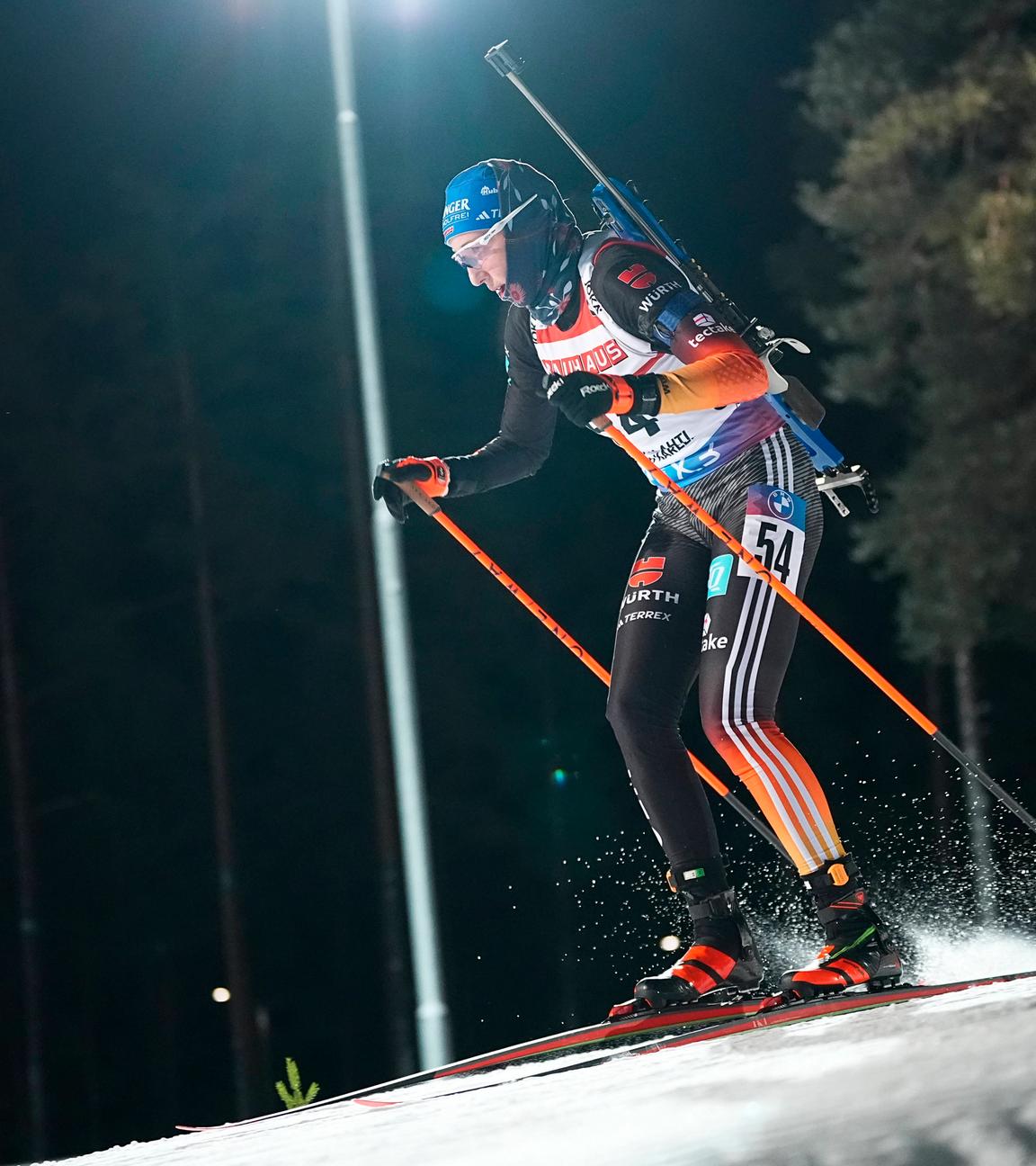 Franziska Preuß beim Biathlon-Weltcup in Kontiolahti bei der Abfahrt