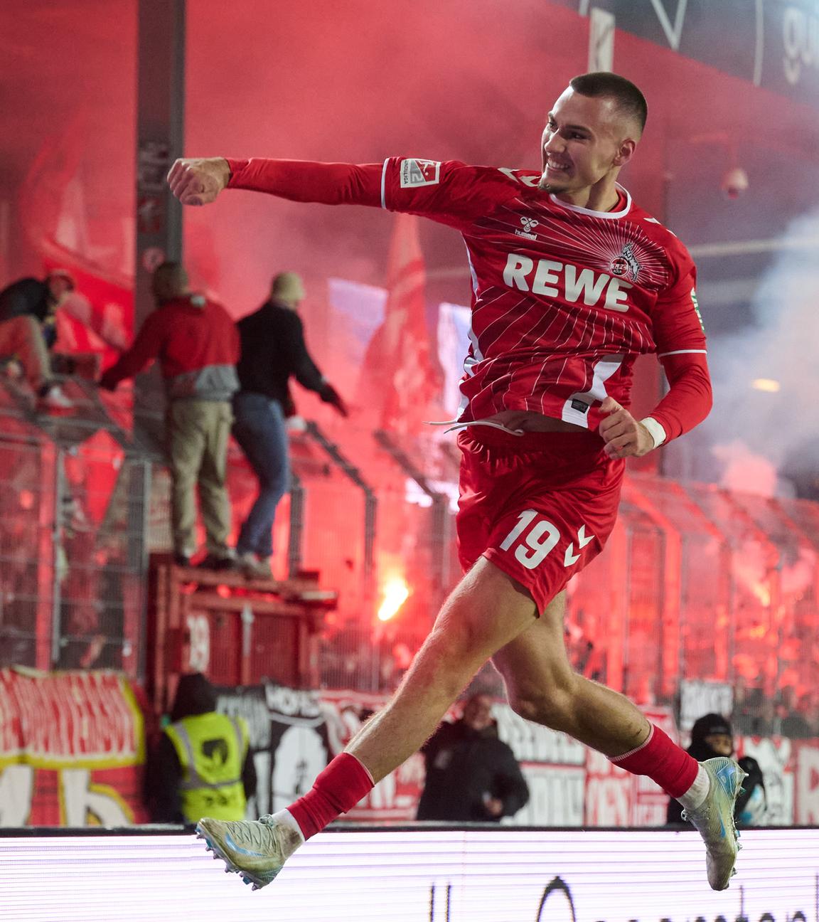 Tim Lemperle von Köln jubelt über sein Tor zum 0:1. 