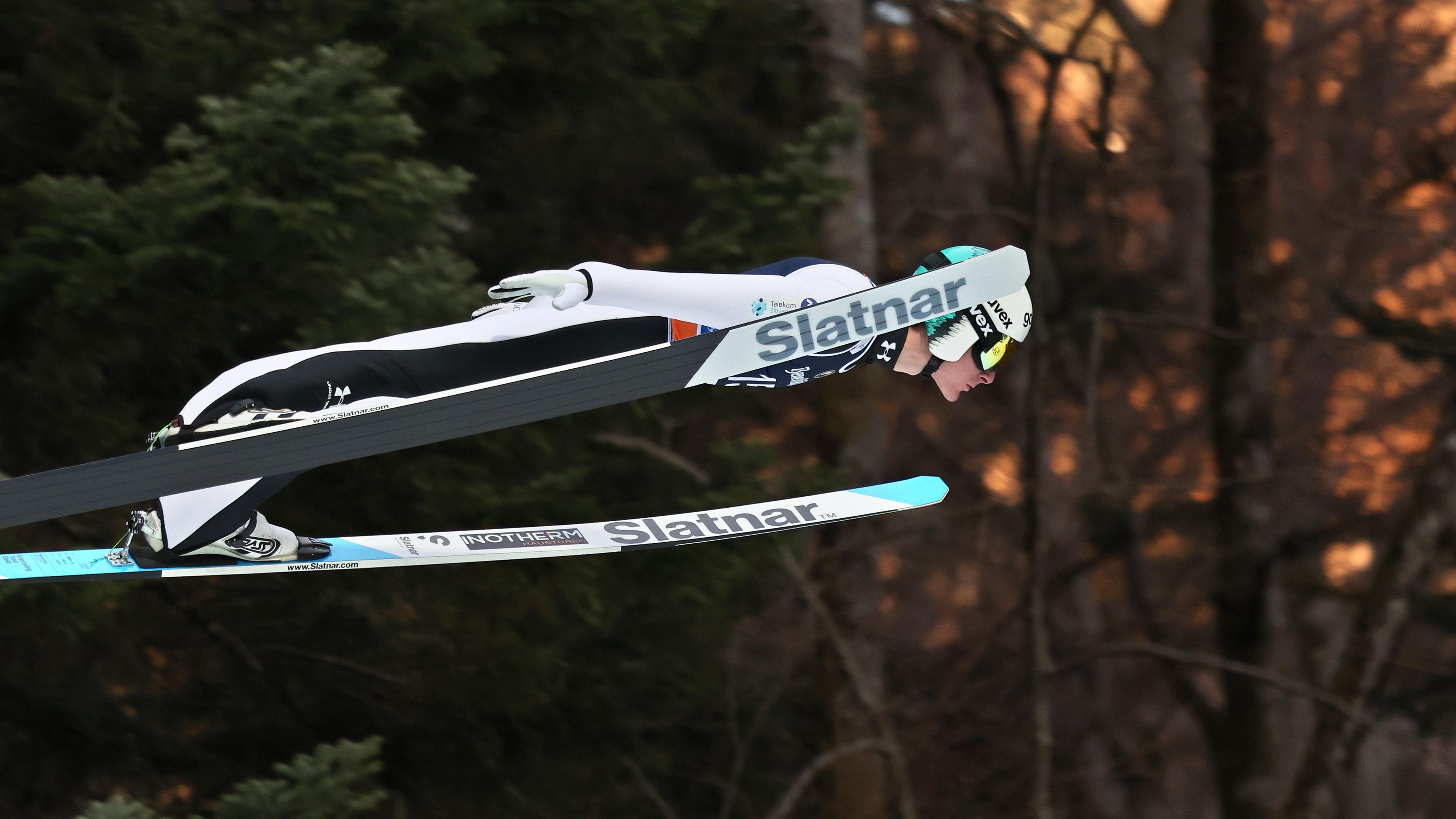 Domen Prevc fliegt auf der Skiflug-Schanze in Oberstdorf