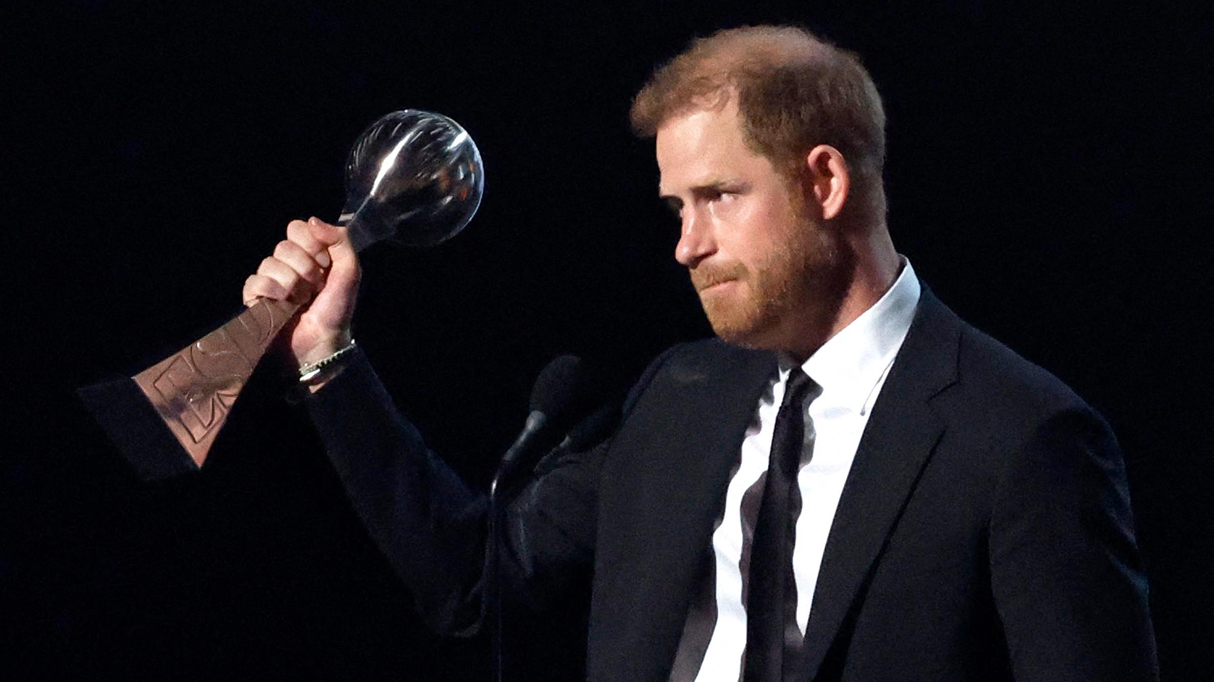 Prinz Harry hält den ESPY-Award hoch